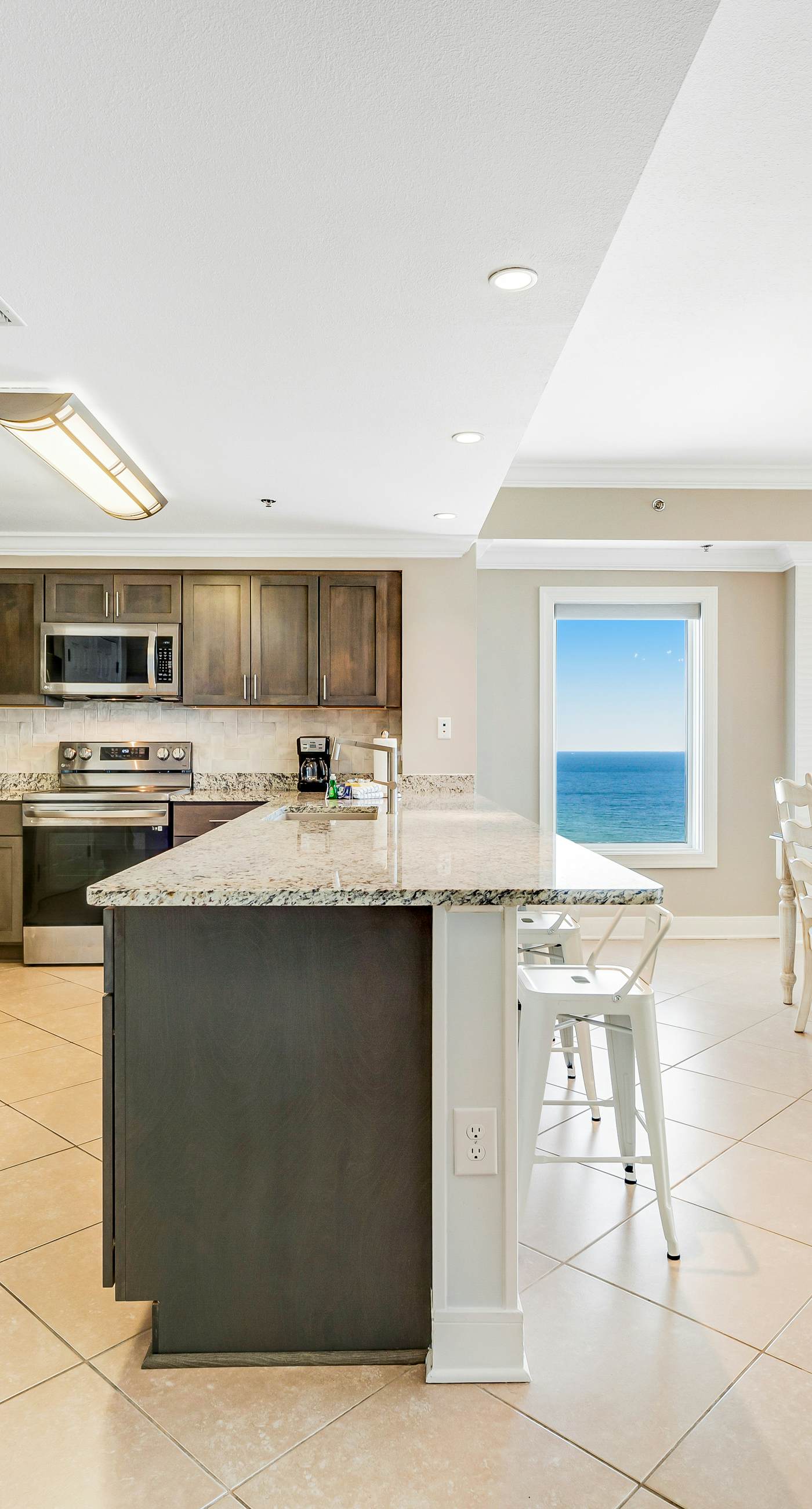 Stunning corner condo with, shared pools, hot tub, gym, beach access & balcony