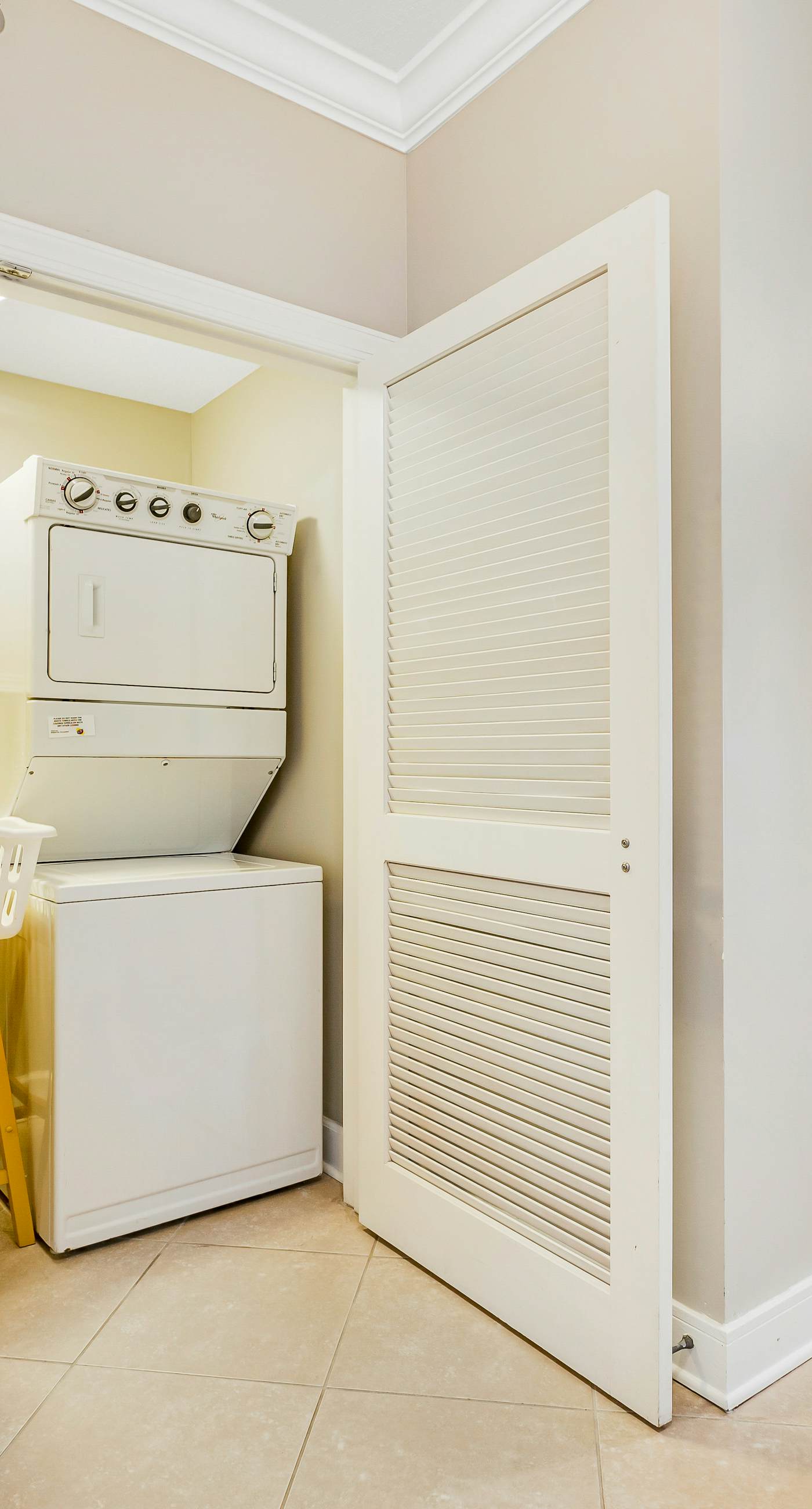 Stunning corner condo with, shared pools, hot tub, gym, beach access & balcony