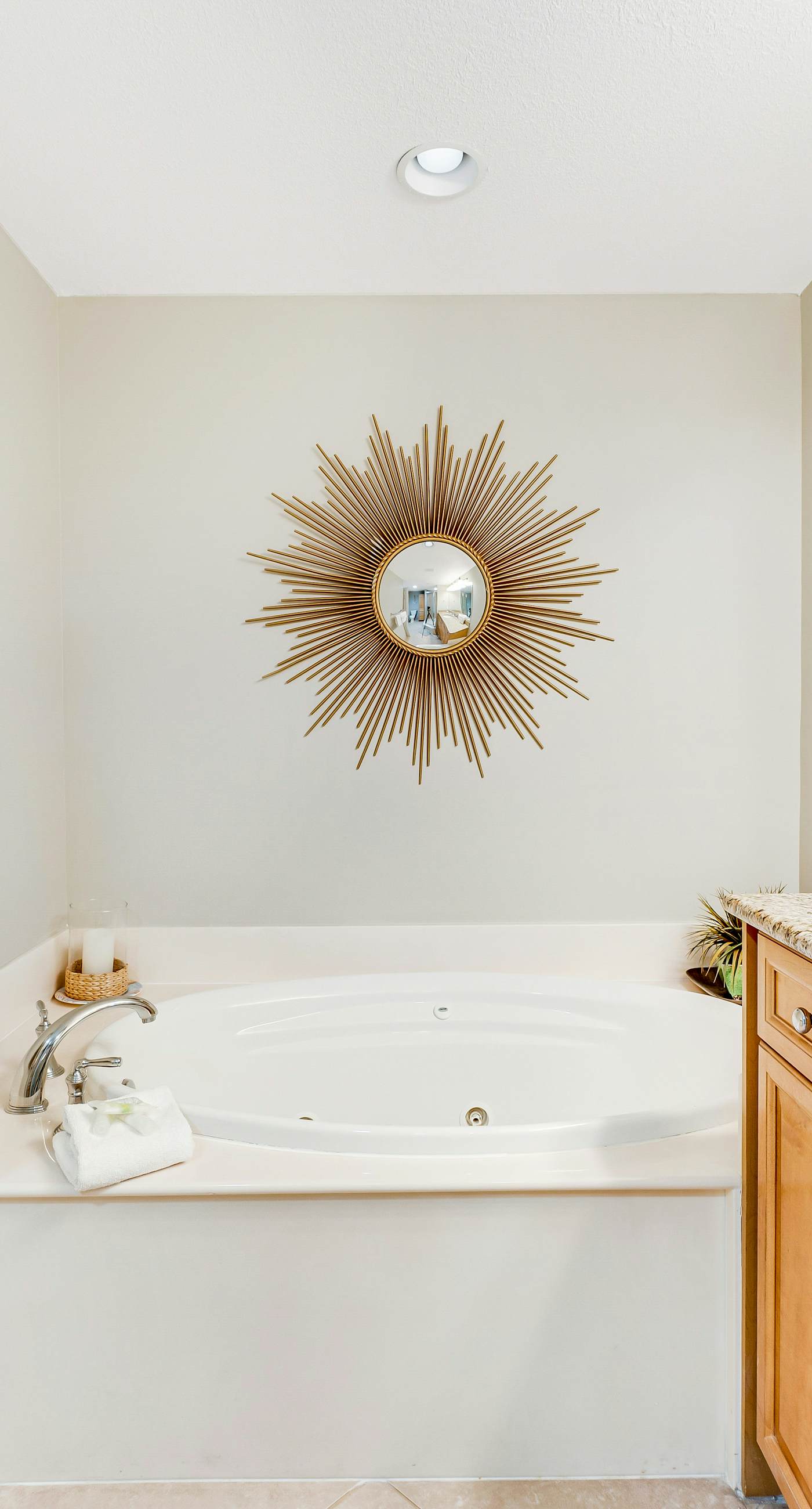 Stunning corner condo with, shared pools, hot tub, gym, beach access & balcony