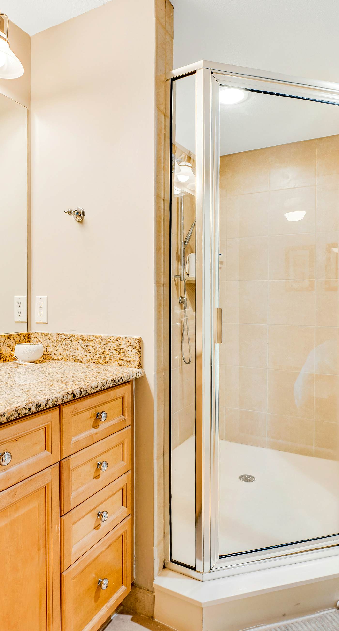 Stunning corner condo with, shared pools, hot tub, gym, beach access & balcony