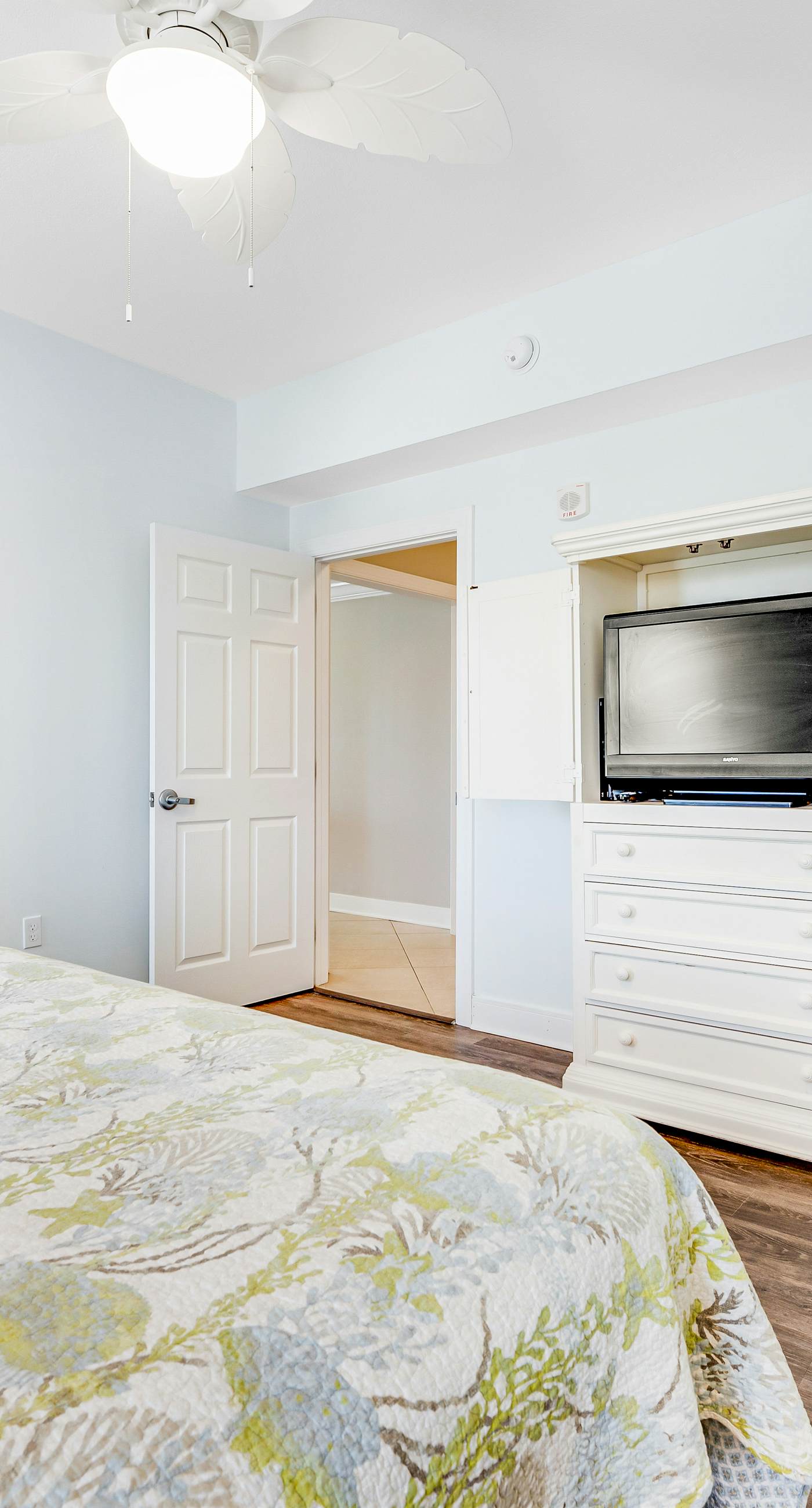 Stunning corner condo with, shared pools, hot tub, gym, beach access & balcony