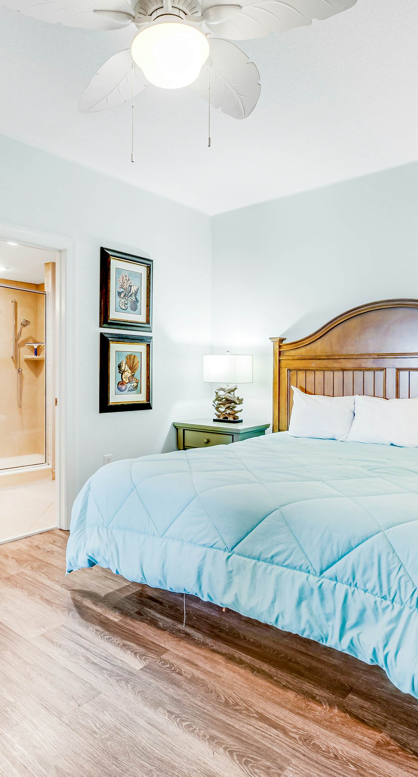 Stunning corner condo with, shared pools, hot tub, gym, beach access & balcony