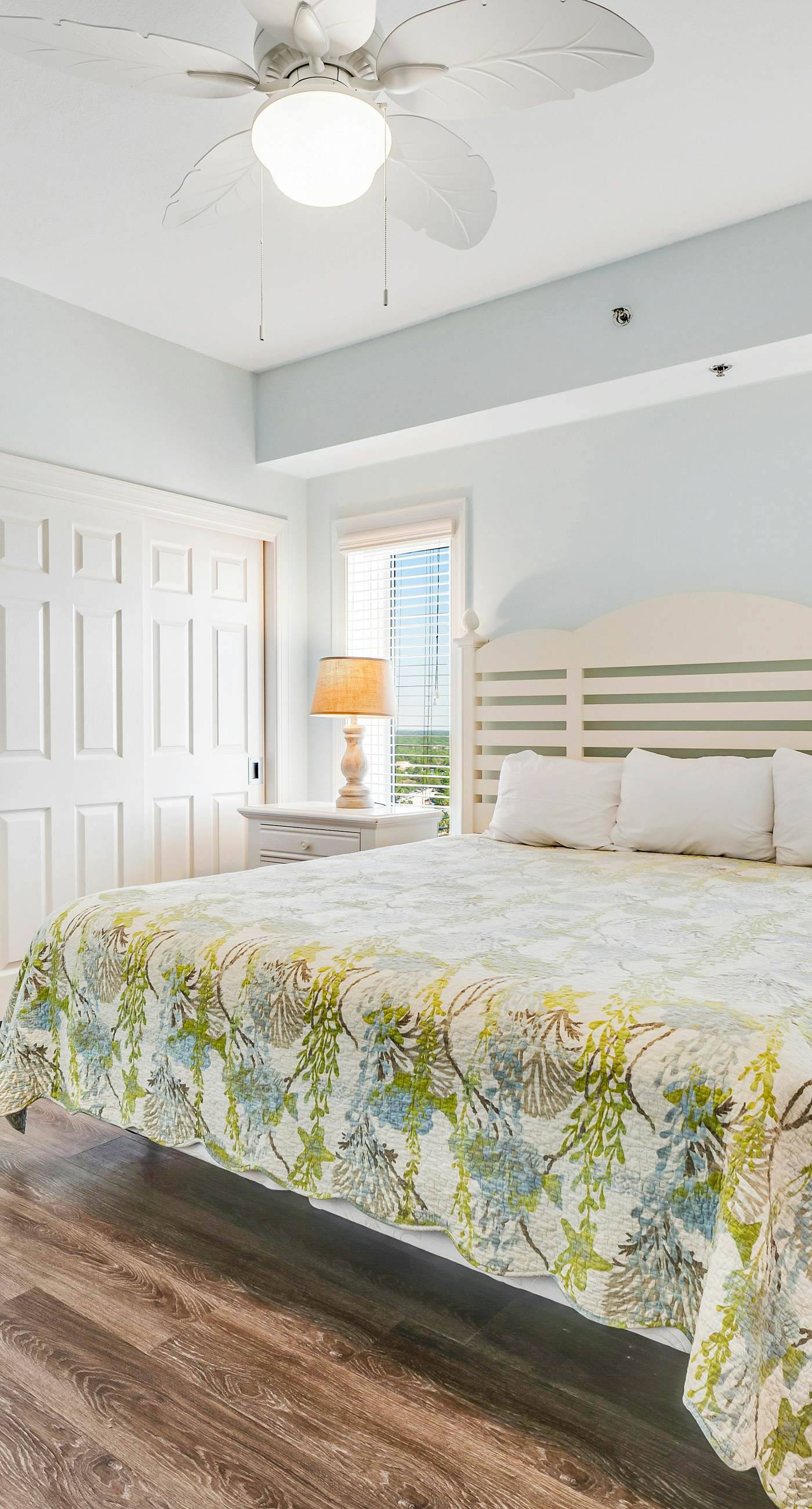 Stunning corner condo with, shared pools, hot tub, gym, beach access & balcony