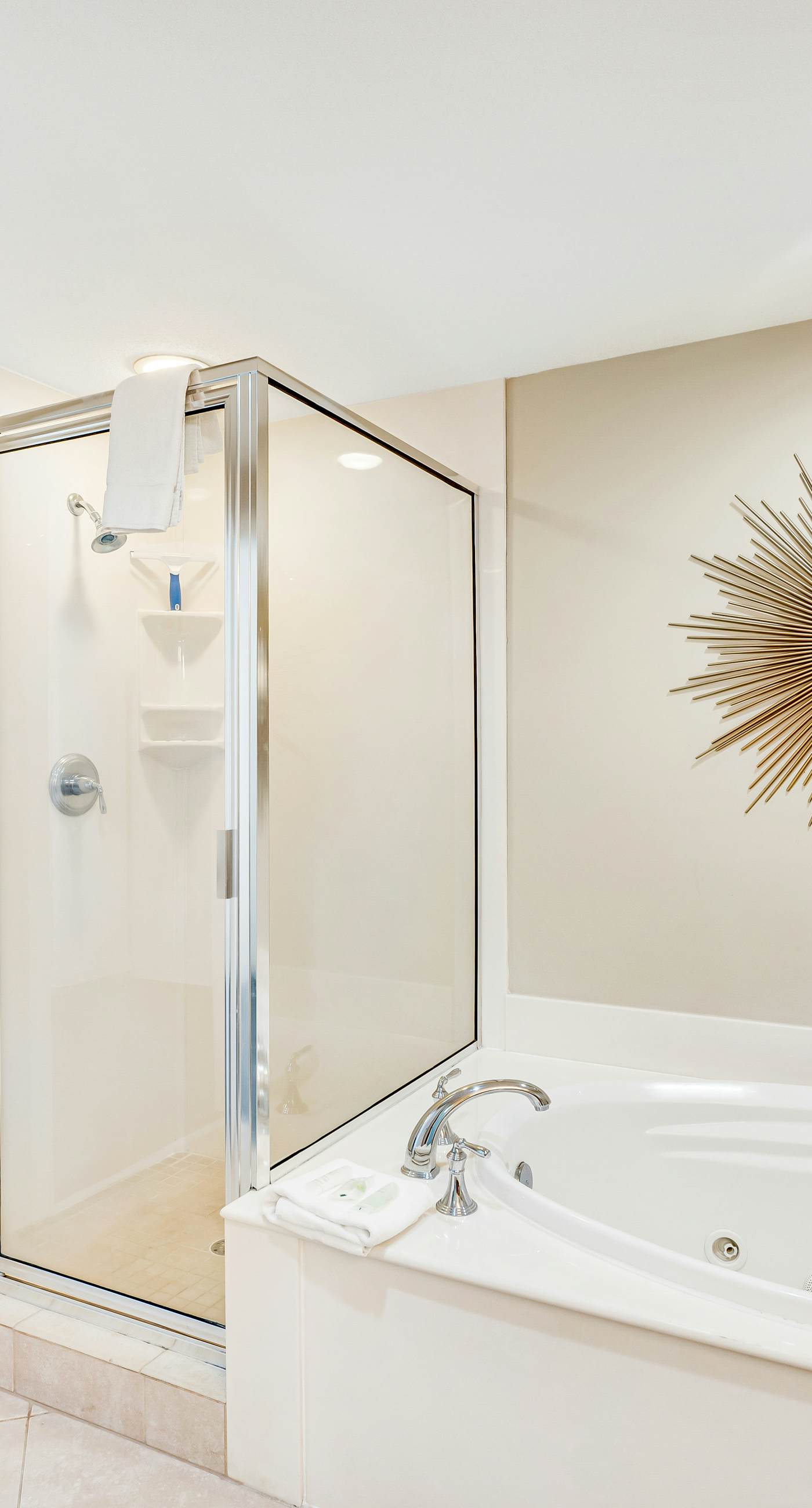 Stunning corner condo with, shared pools, hot tub, gym, beach access & balcony