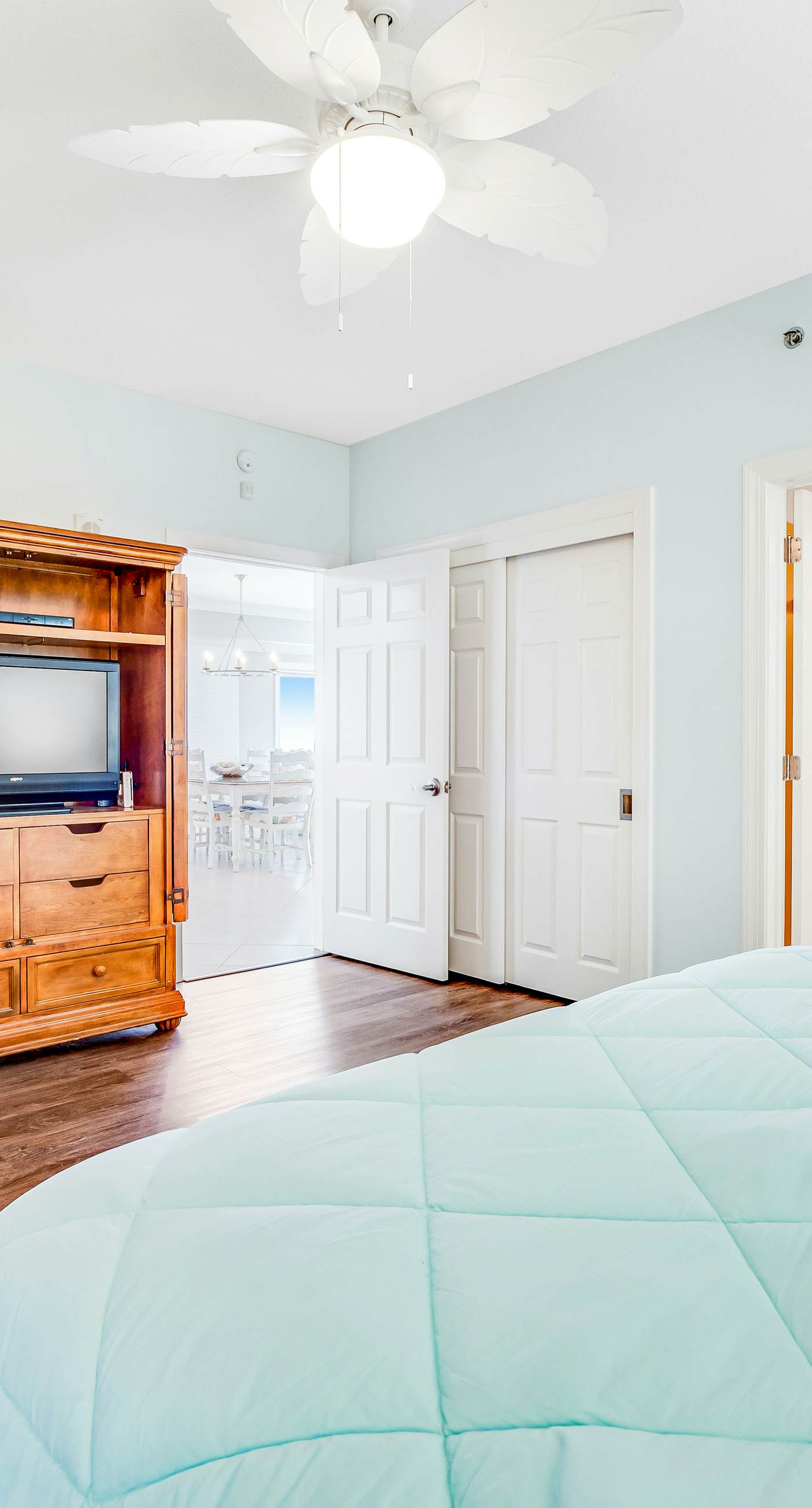 Stunning corner condo with, shared pools, hot tub, gym, beach access & balcony