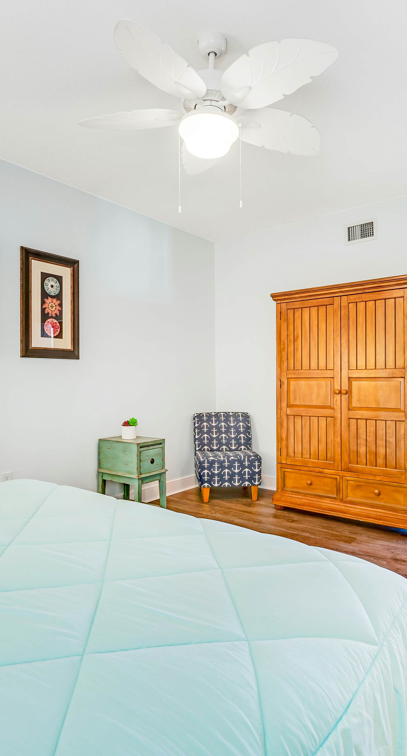 Stunning corner condo with, shared pools, hot tub, gym, beach access & balcony