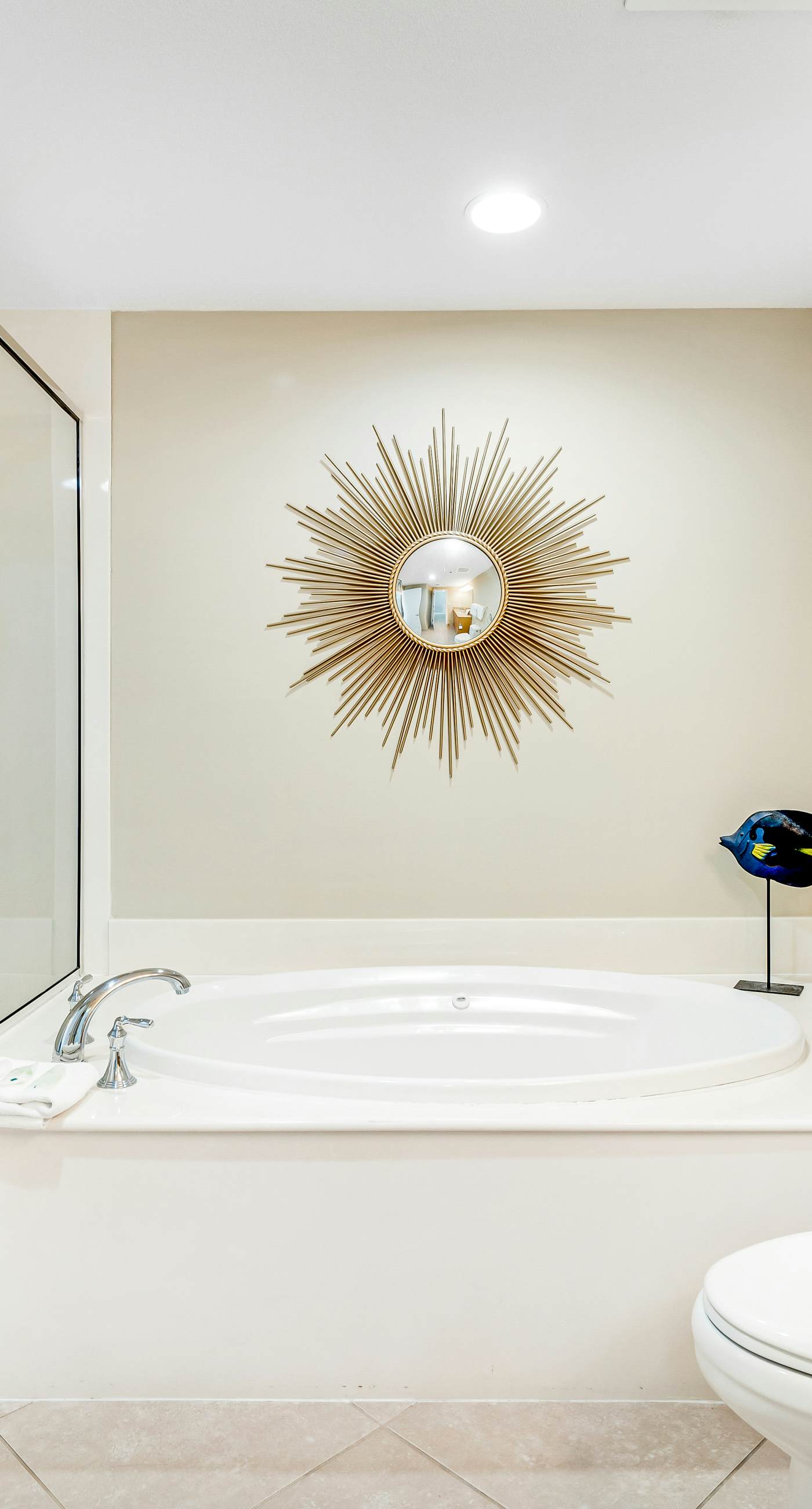 Stunning corner condo with, shared pools, hot tub, gym, beach access & balcony