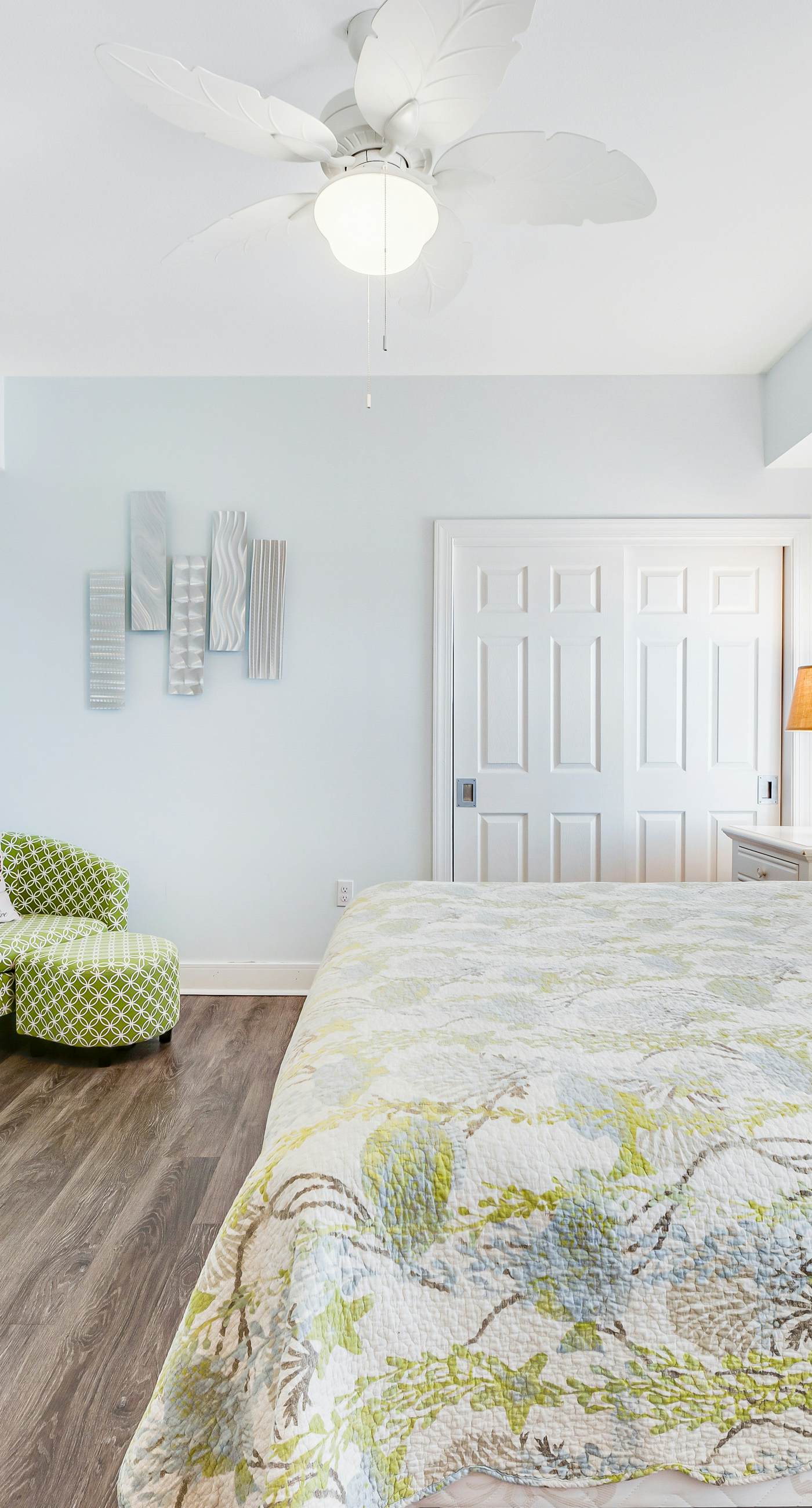 Stunning corner condo with, shared pools, hot tub, gym, beach access & balcony