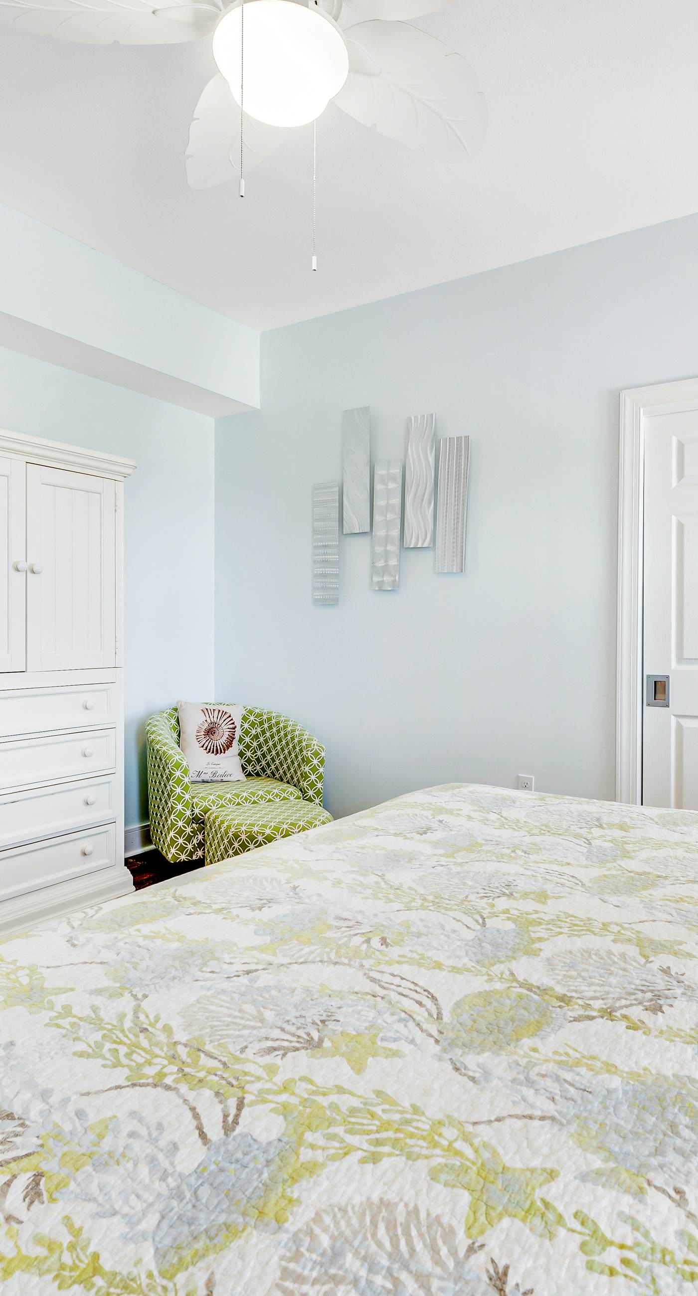 Stunning corner condo with, shared pools, hot tub, gym, beach access & balcony