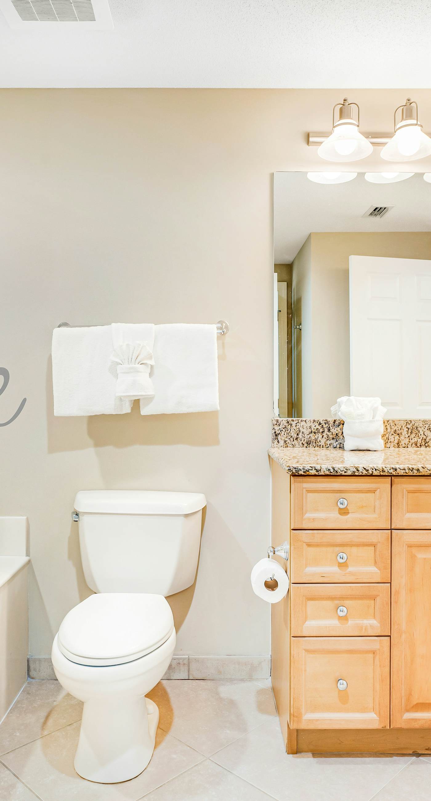 Stunning corner condo with, shared pools, hot tub, gym, beach access & balcony