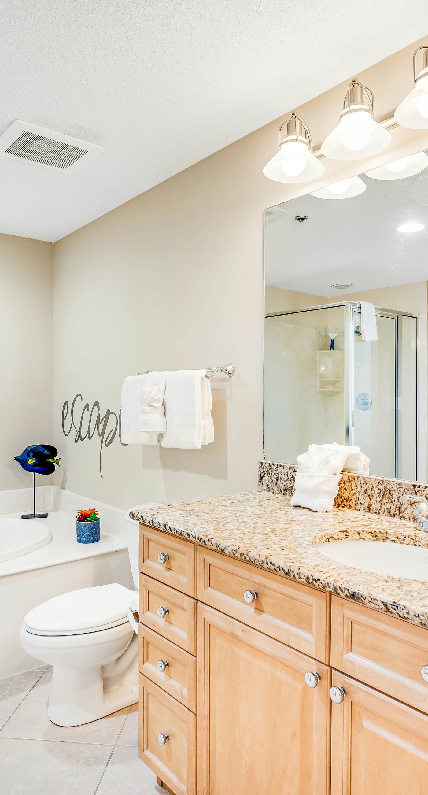 Stunning corner condo with, shared pools, hot tub, gym, beach access & balcony