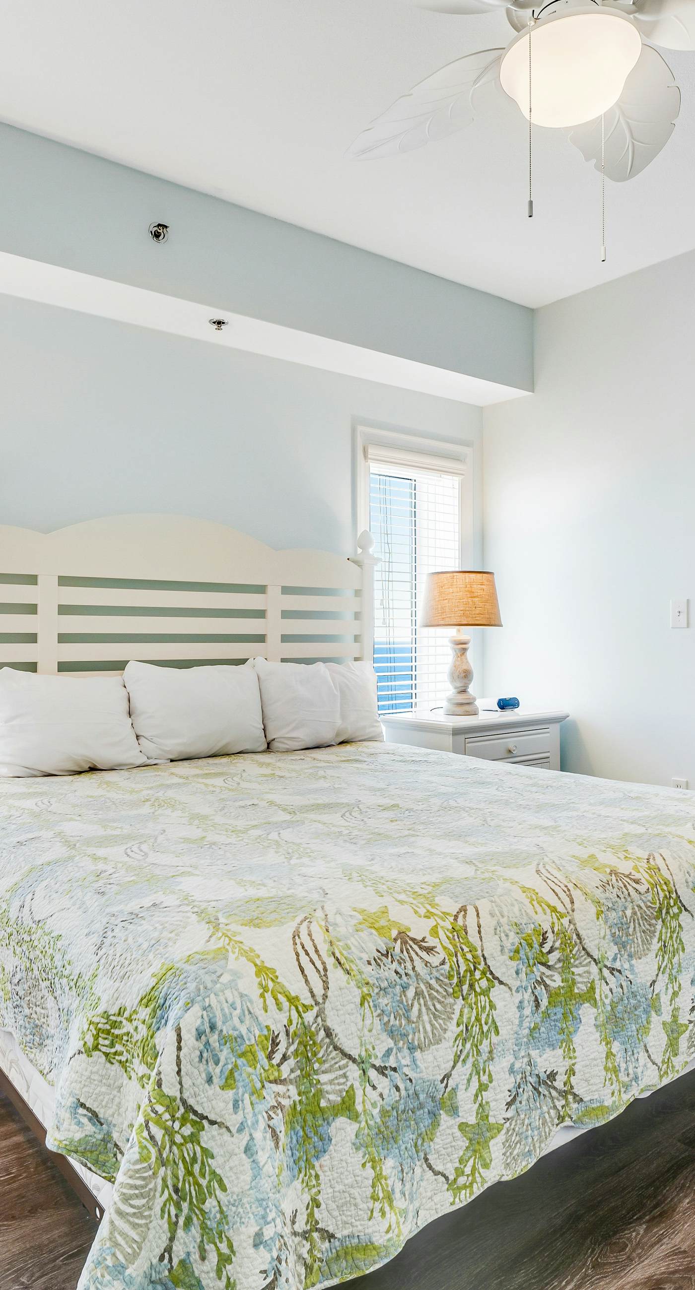 Stunning corner condo with, shared pools, hot tub, gym, beach access & balcony