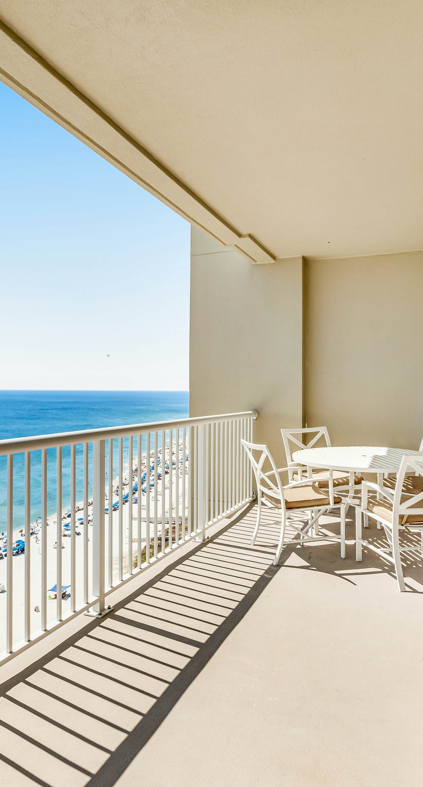 Stunning corner condo with, shared pools, hot tub, gym, beach access & balcony