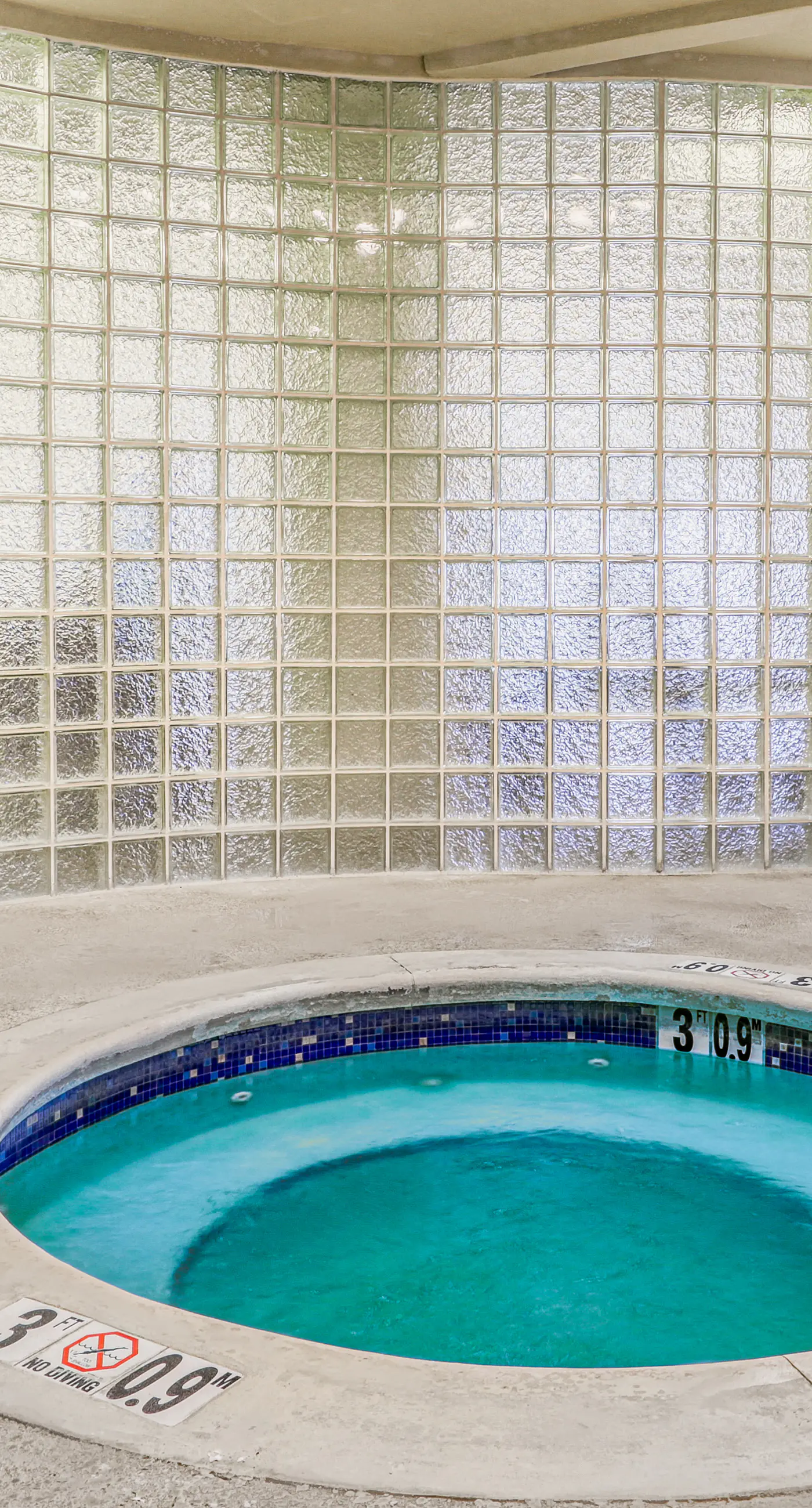 Stunning corner condo with, shared pools, hot tub, gym, beach access & balcony