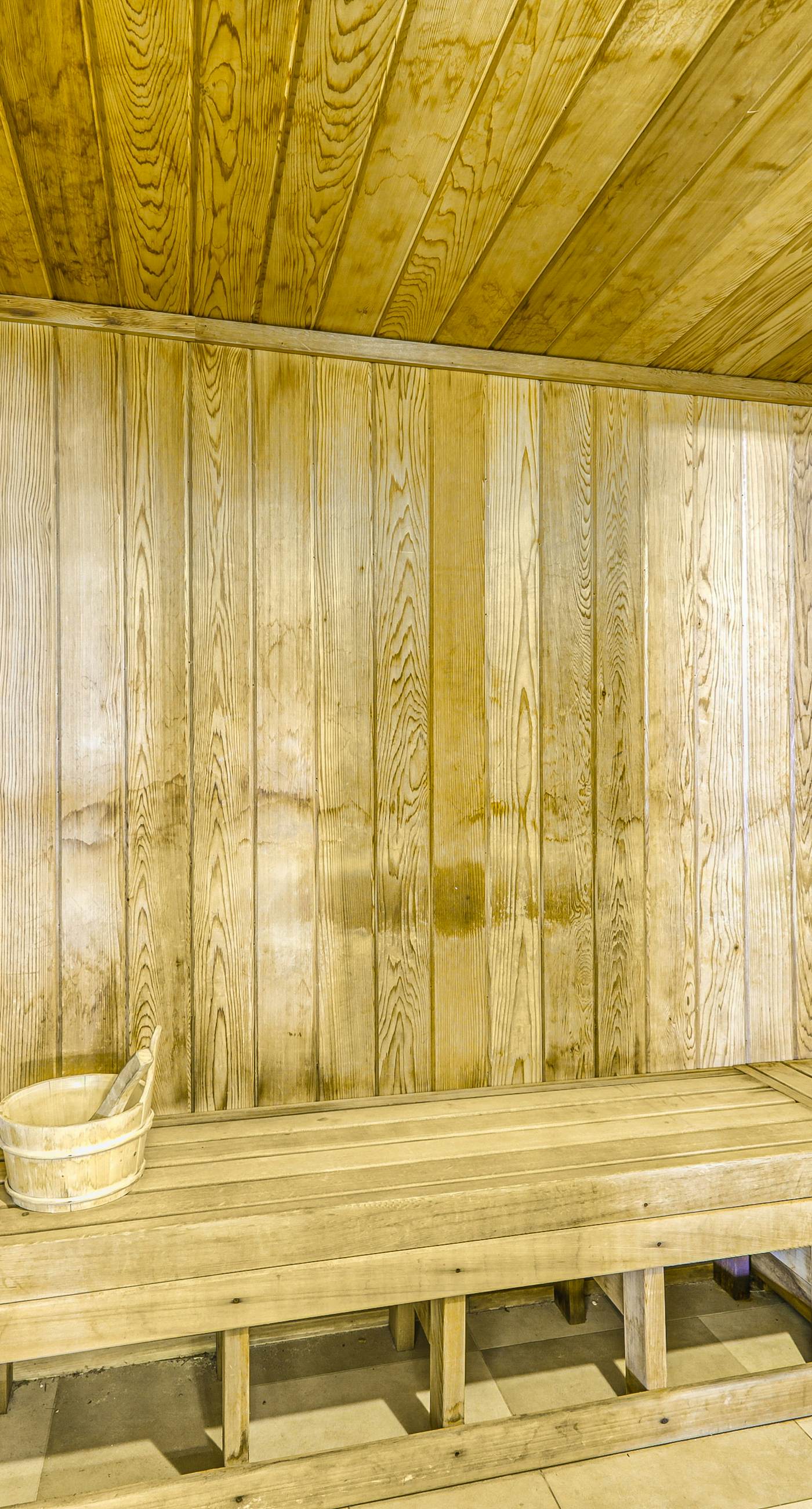 Stunning corner condo with, shared pools, hot tub, gym, beach access & balcony