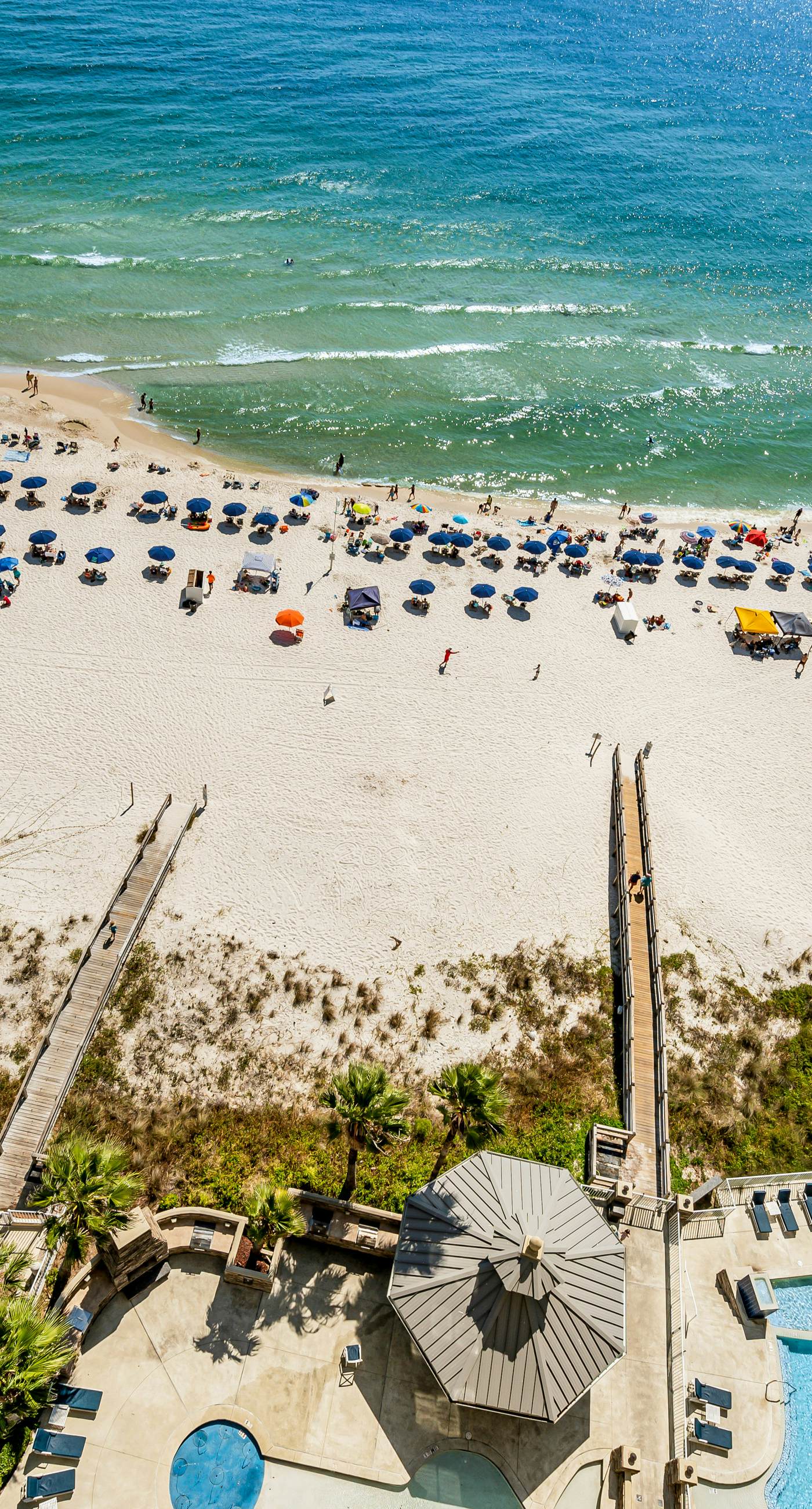 Stunning corner condo with, shared pools, hot tub, gym, beach access & balcony