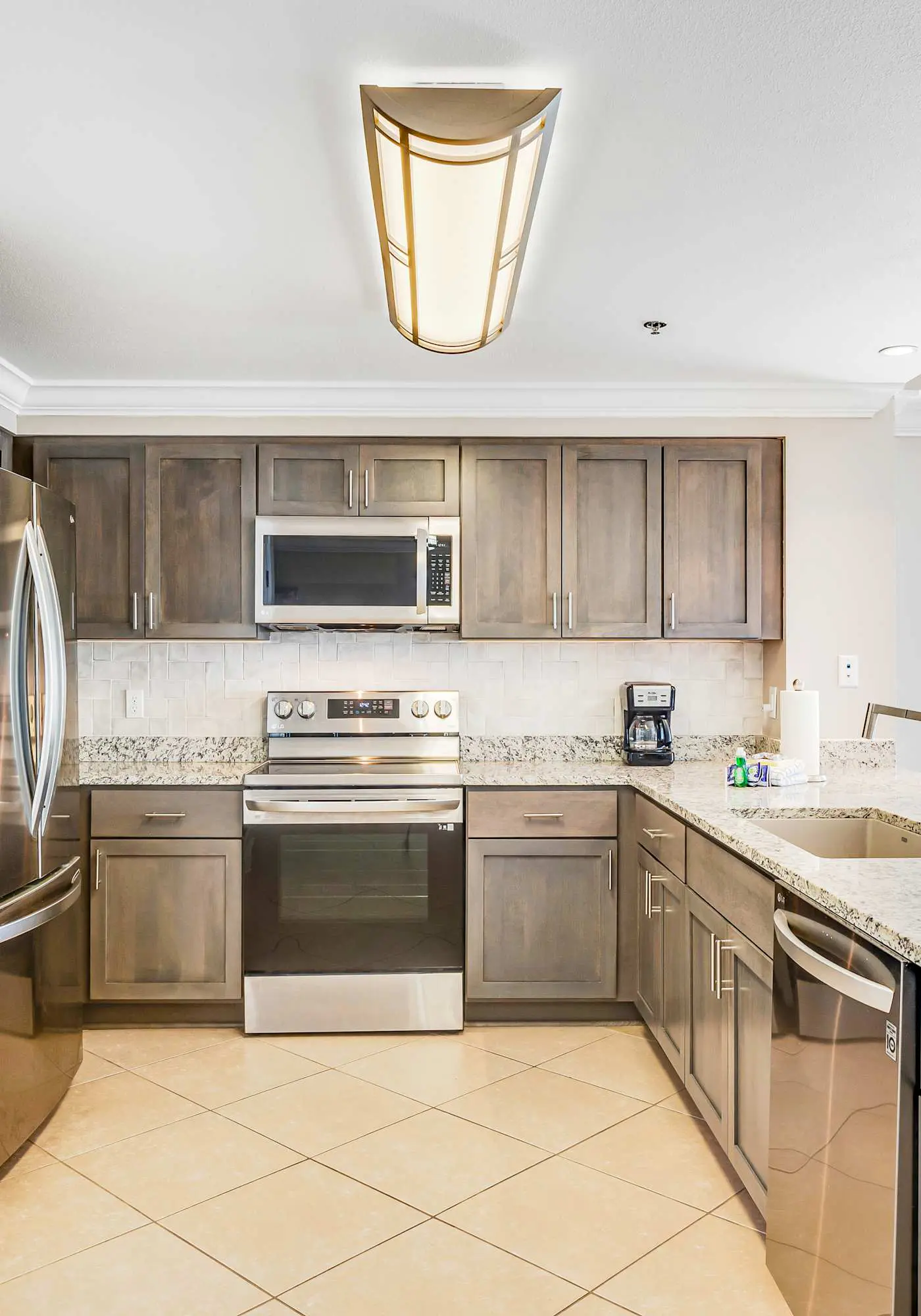 Stunning corner condo with, shared pools, hot tub, gym, beach access & balcony