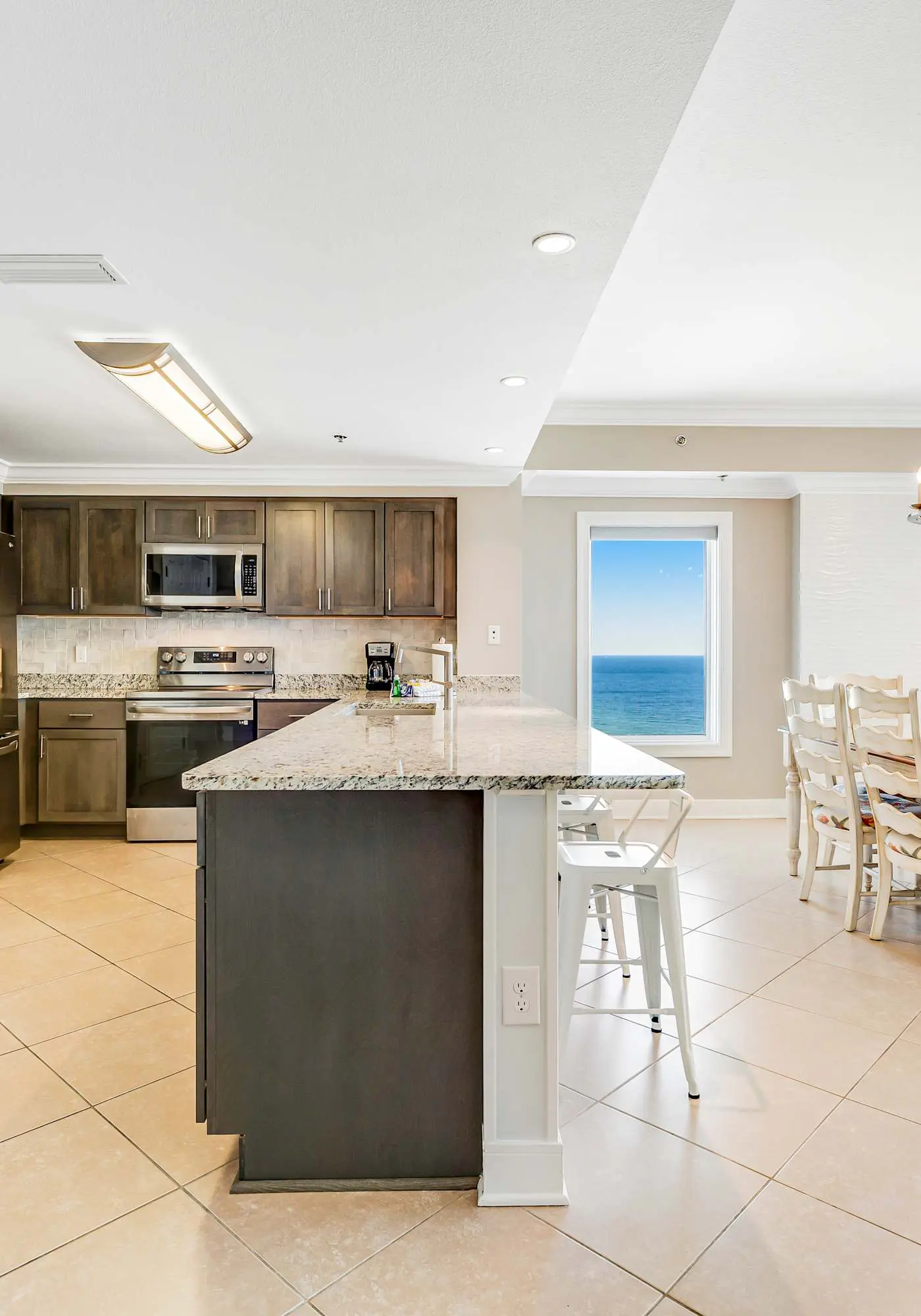 Stunning corner condo with, shared pools, hot tub, gym, beach access & balcony