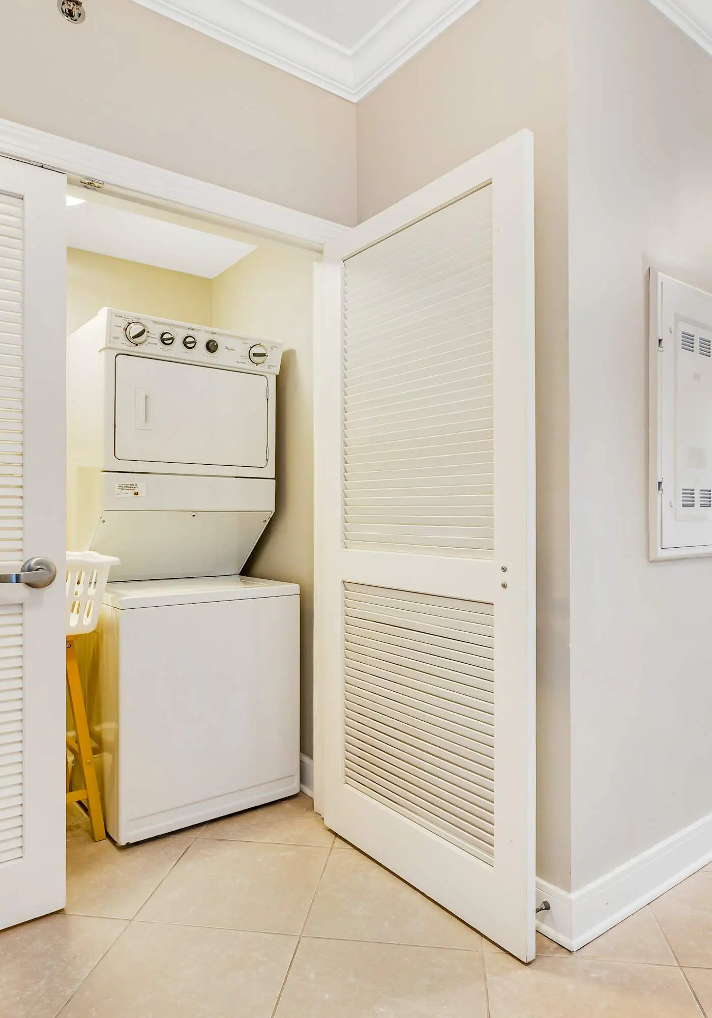 Stunning corner condo with, shared pools, hot tub, gym, beach access & balcony