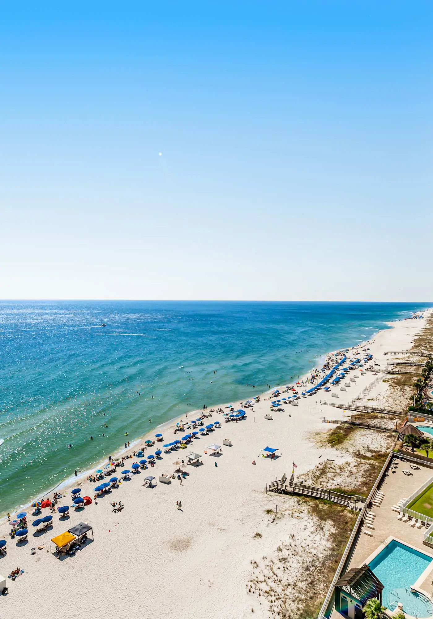 Stunning corner condo with, shared pools, hot tub, gym, beach access & balcony