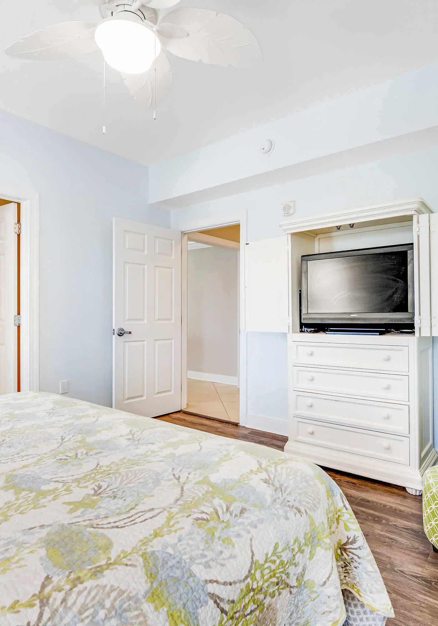 Stunning corner condo with, shared pools, hot tub, gym, beach access & balcony