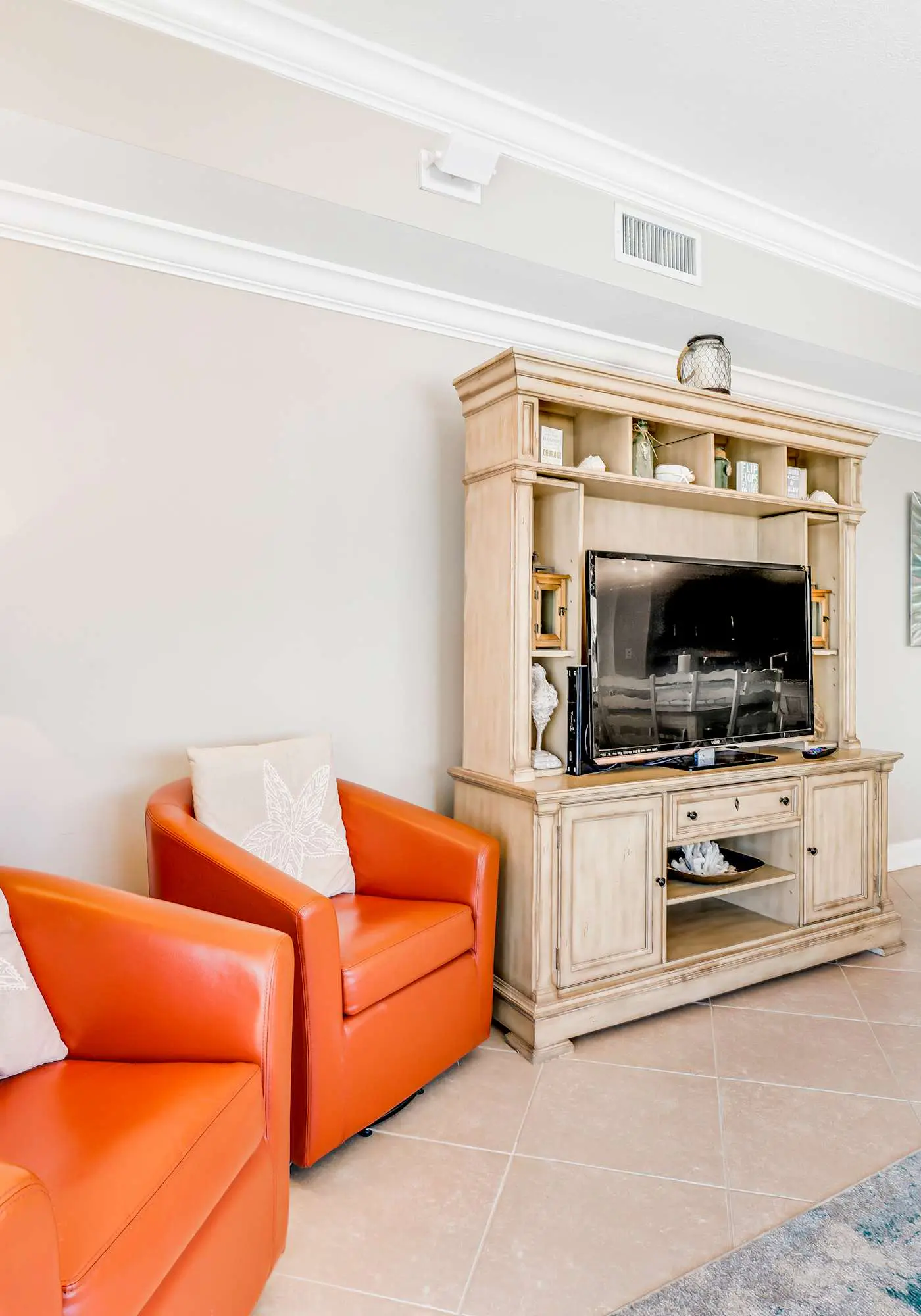 Stunning corner condo with, shared pools, hot tub, gym, beach access & balcony