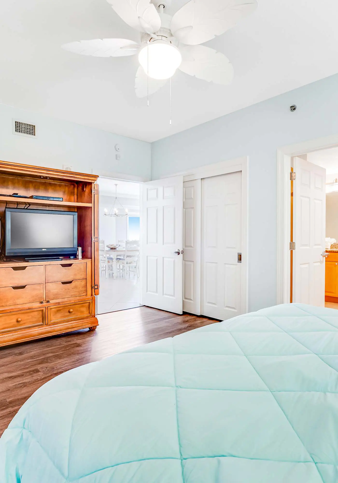 Stunning corner condo with, shared pools, hot tub, gym, beach access & balcony