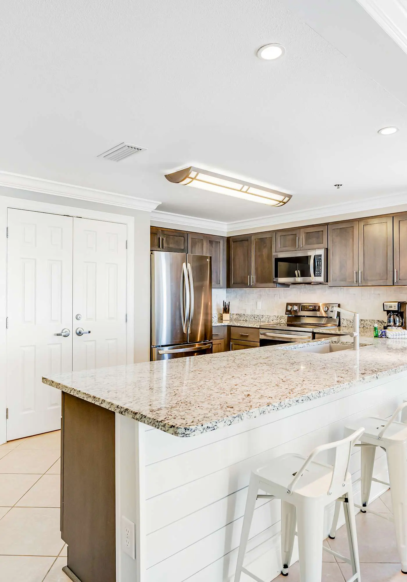 Stunning corner condo with, shared pools, hot tub, gym, beach access & balcony
