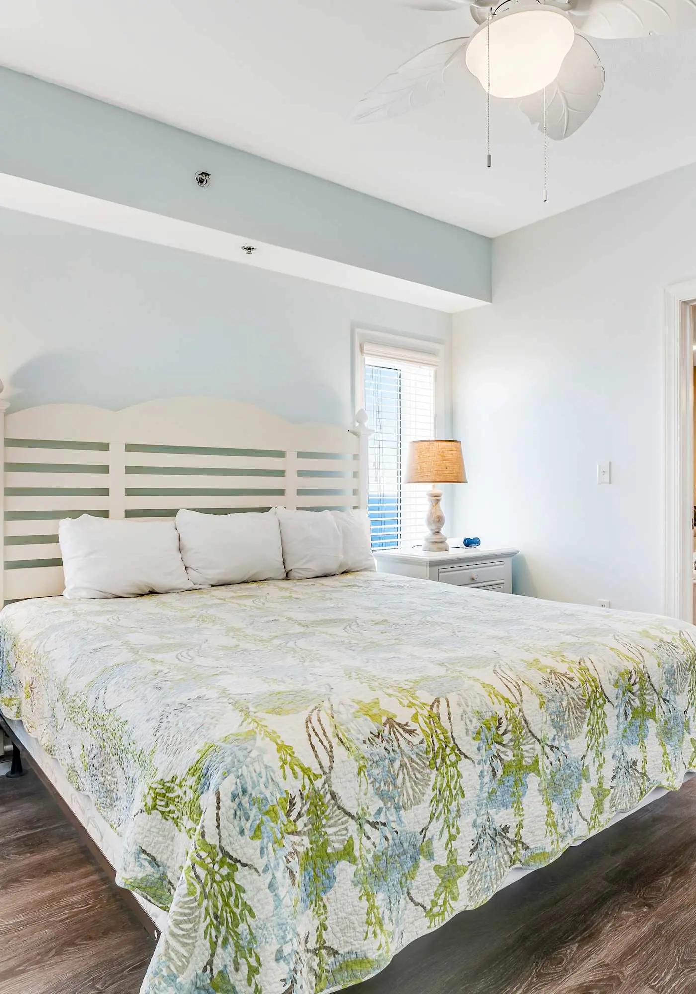 Stunning corner condo with, shared pools, hot tub, gym, beach access & balcony