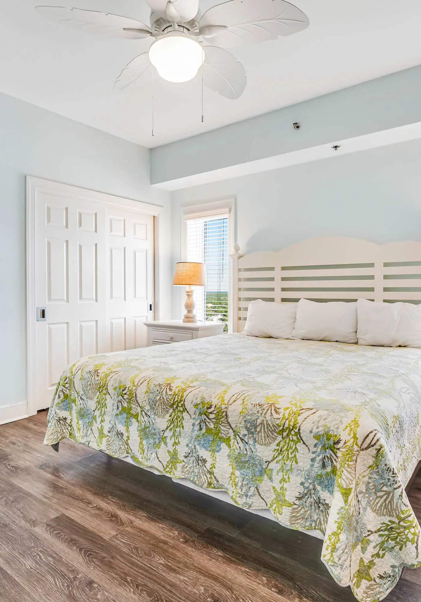 Stunning corner condo with, shared pools, hot tub, gym, beach access & balcony
