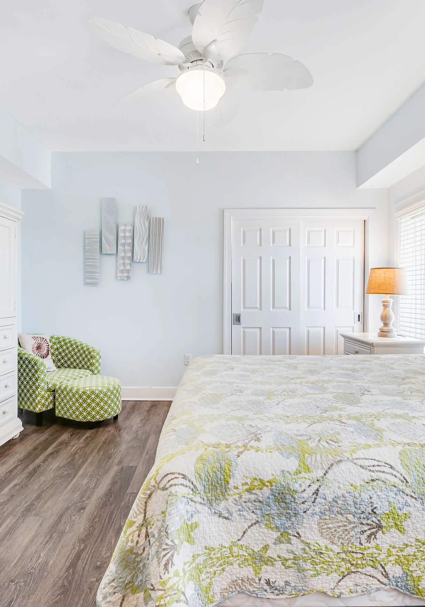 Stunning corner condo with, shared pools, hot tub, gym, beach access & balcony