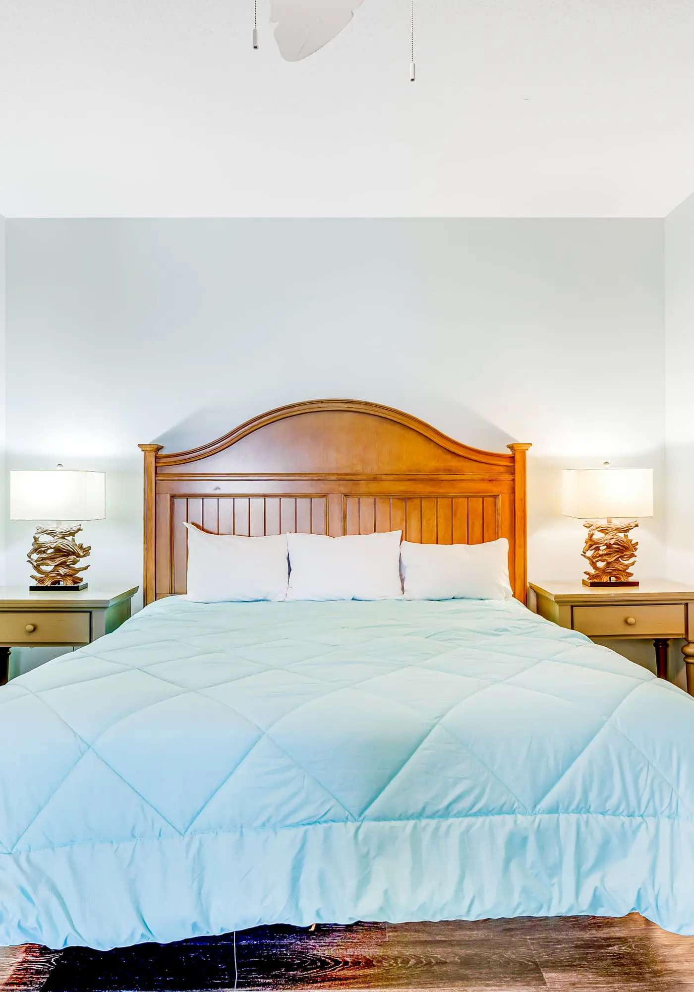 Stunning corner condo with, shared pools, hot tub, gym, beach access & balcony