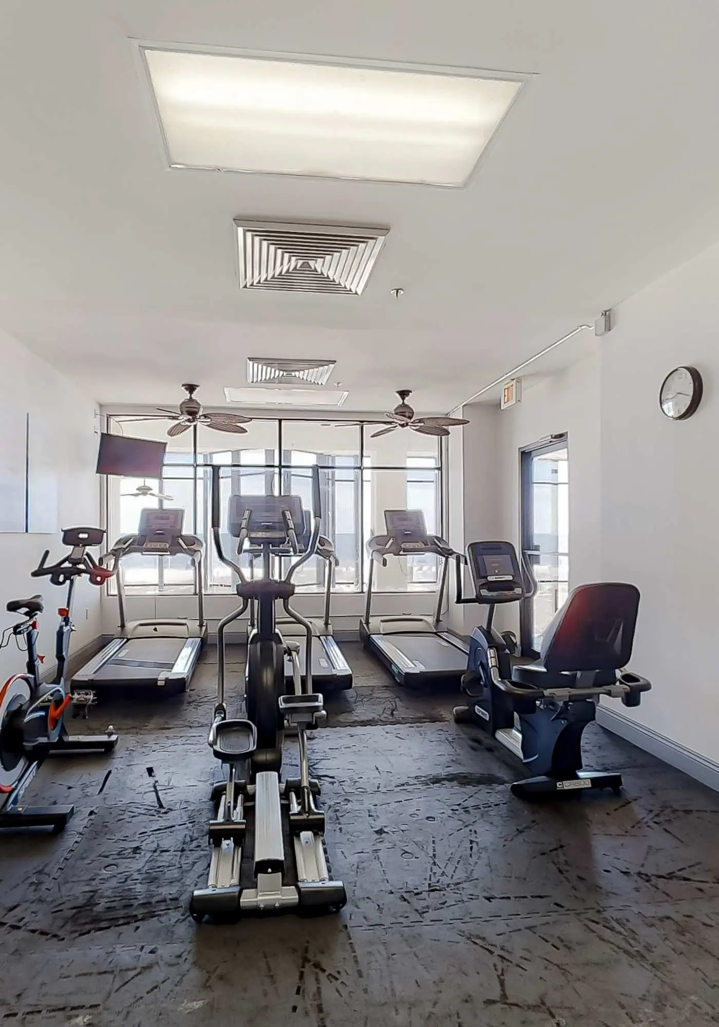 Stunning corner condo with, shared pools, hot tub, gym, beach access & balcony