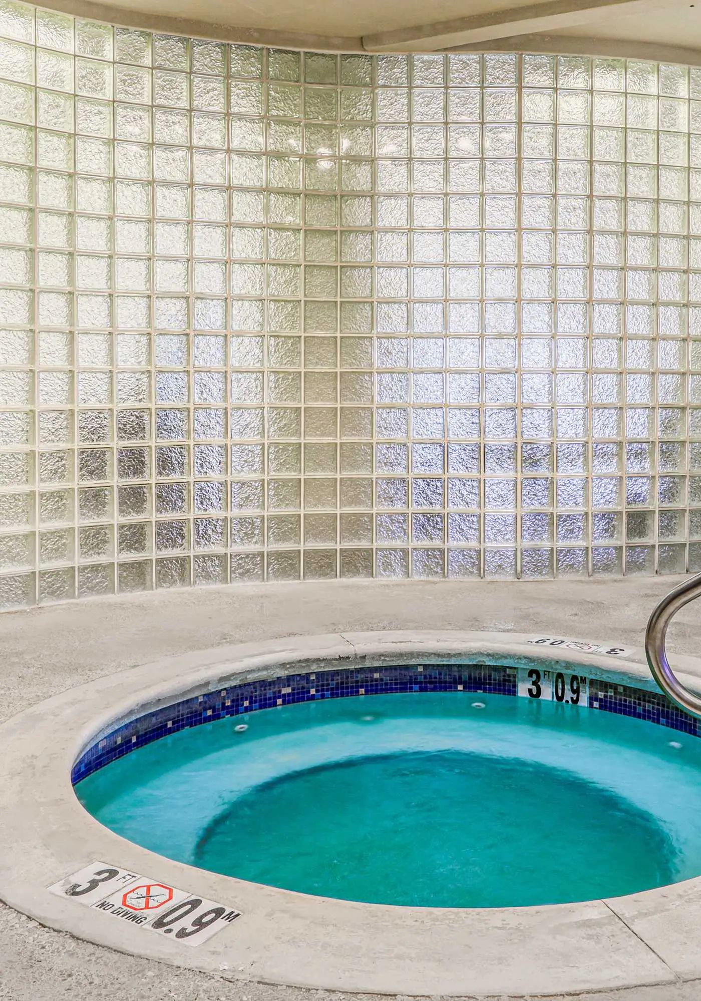 Stunning corner condo with, shared pools, hot tub, gym, beach access & balcony