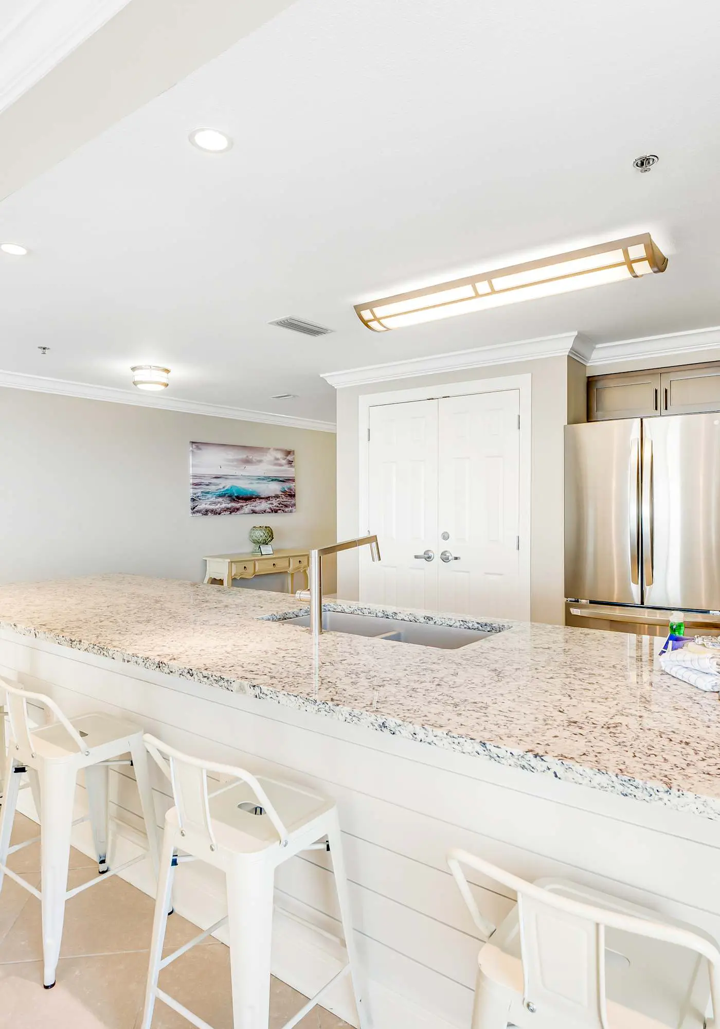 Stunning corner condo with, shared pools, hot tub, gym, beach access & balcony