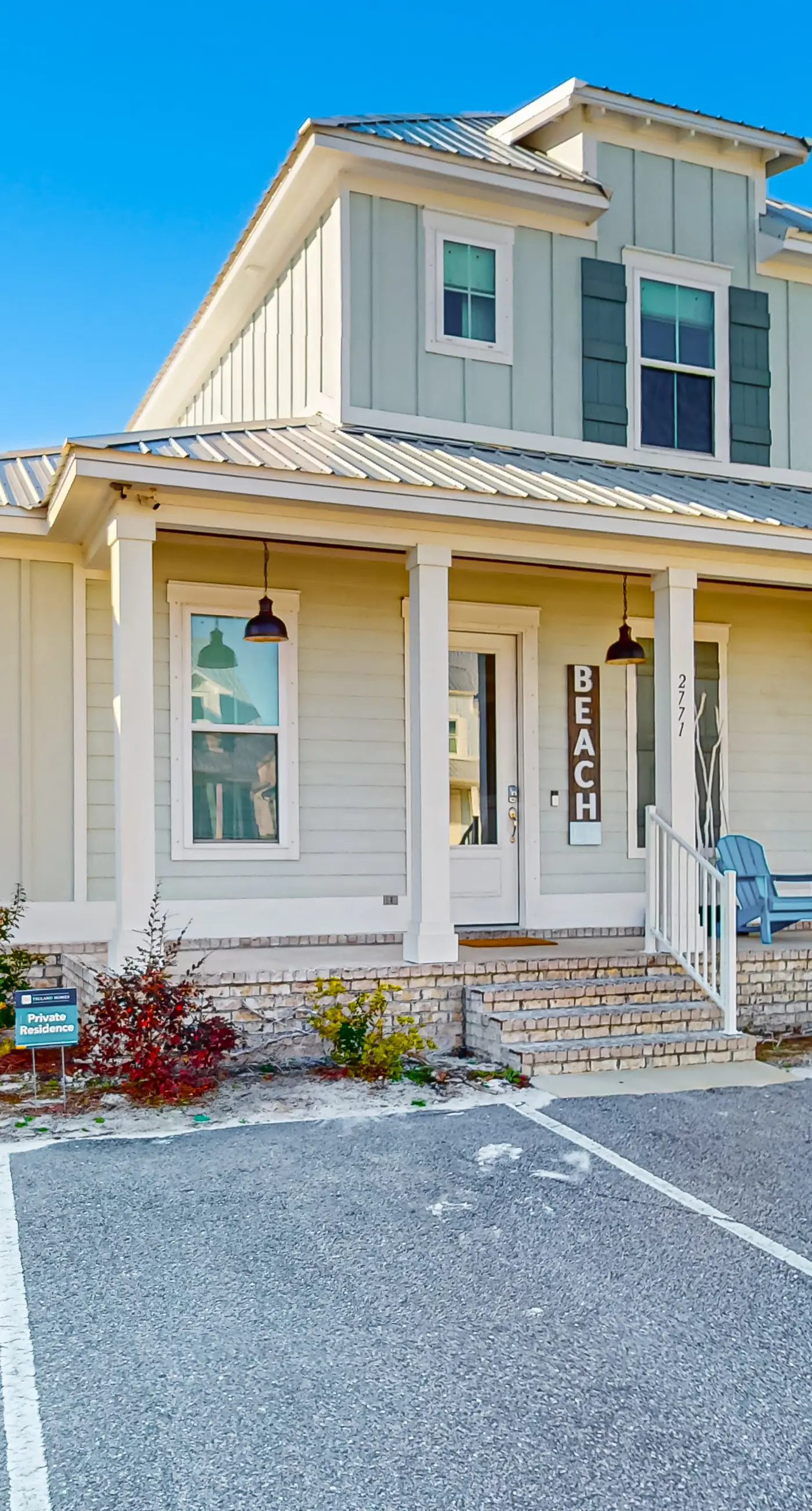 Upscale beachside dog-friendly home near the beach with grill, washer,dryer & AC