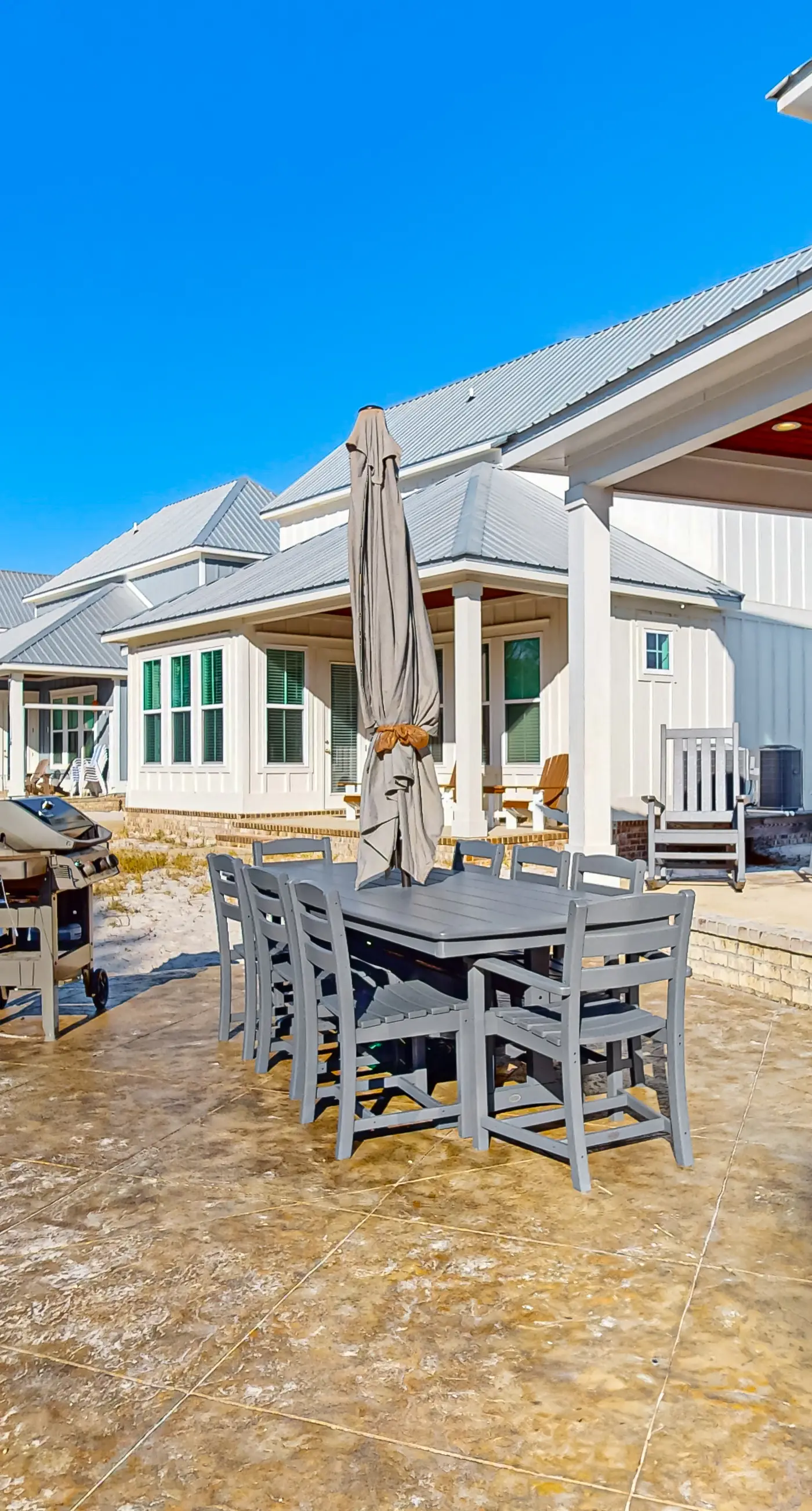 Upscale beachside dog-friendly home near the beach with grill, washer,dryer & AC
