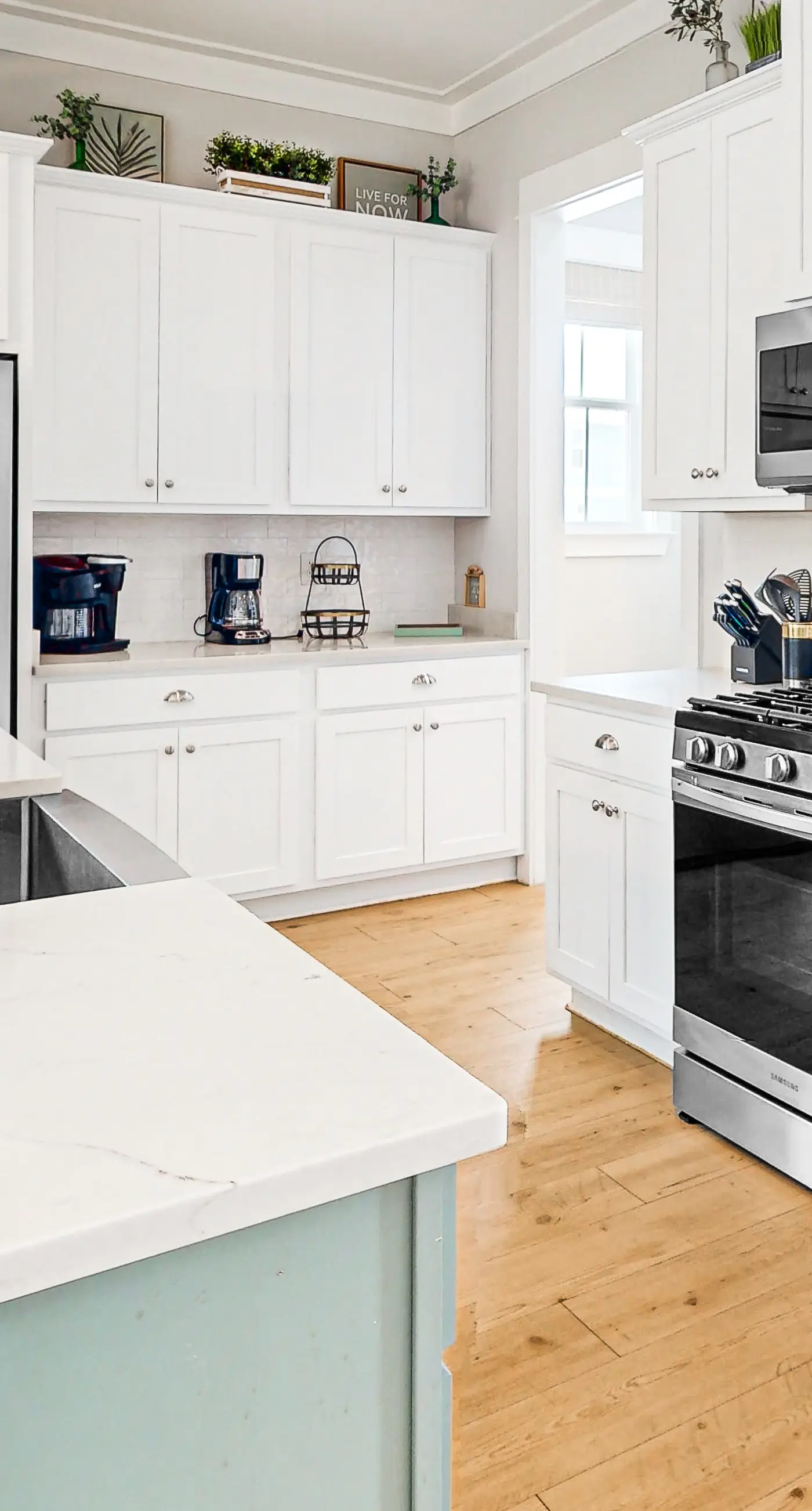 Upscale beachside dog-friendly home near the beach with grill, washer,dryer & AC