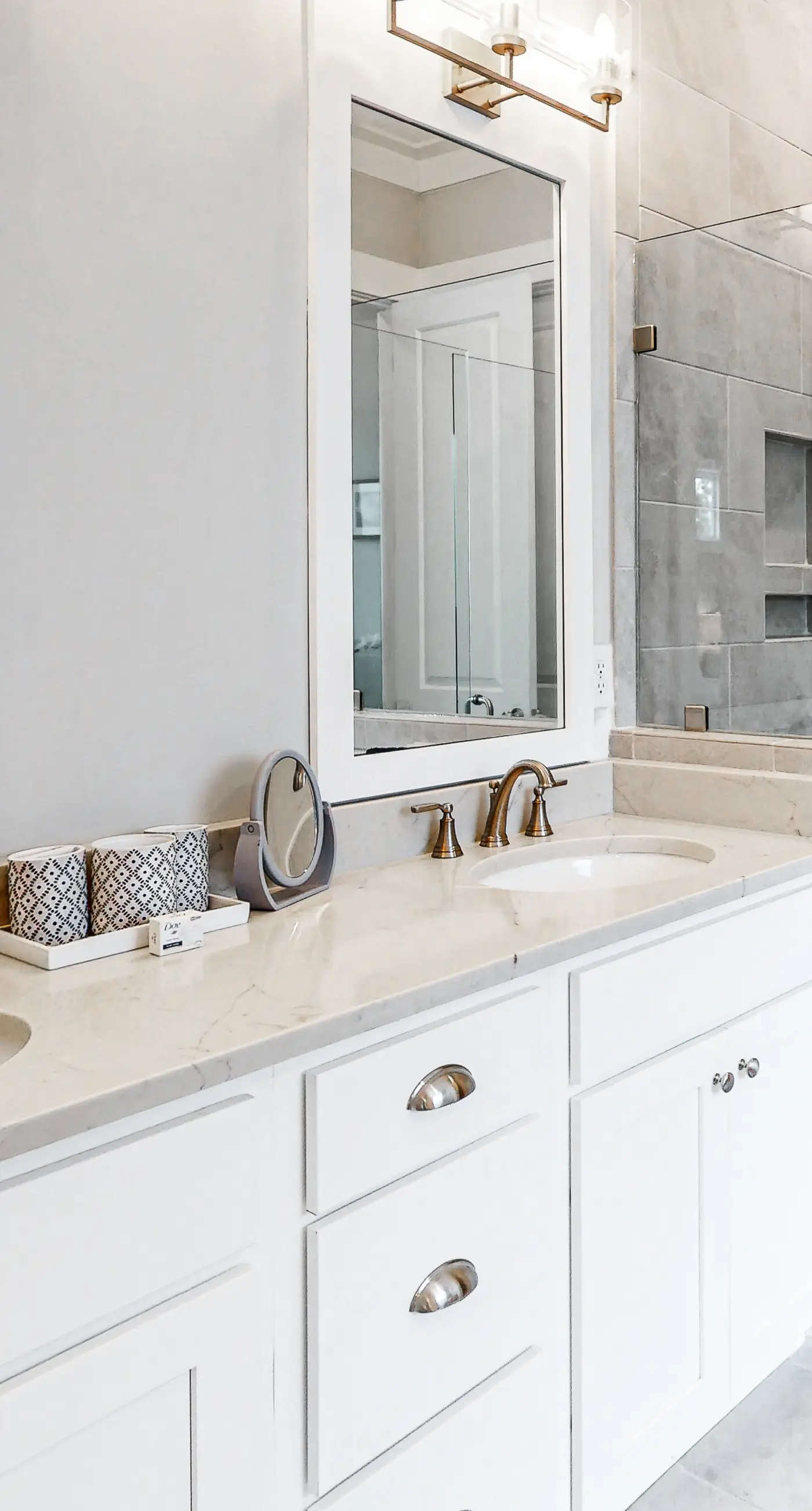 Upscale beachside dog-friendly home near the beach with grill, washer,dryer & AC