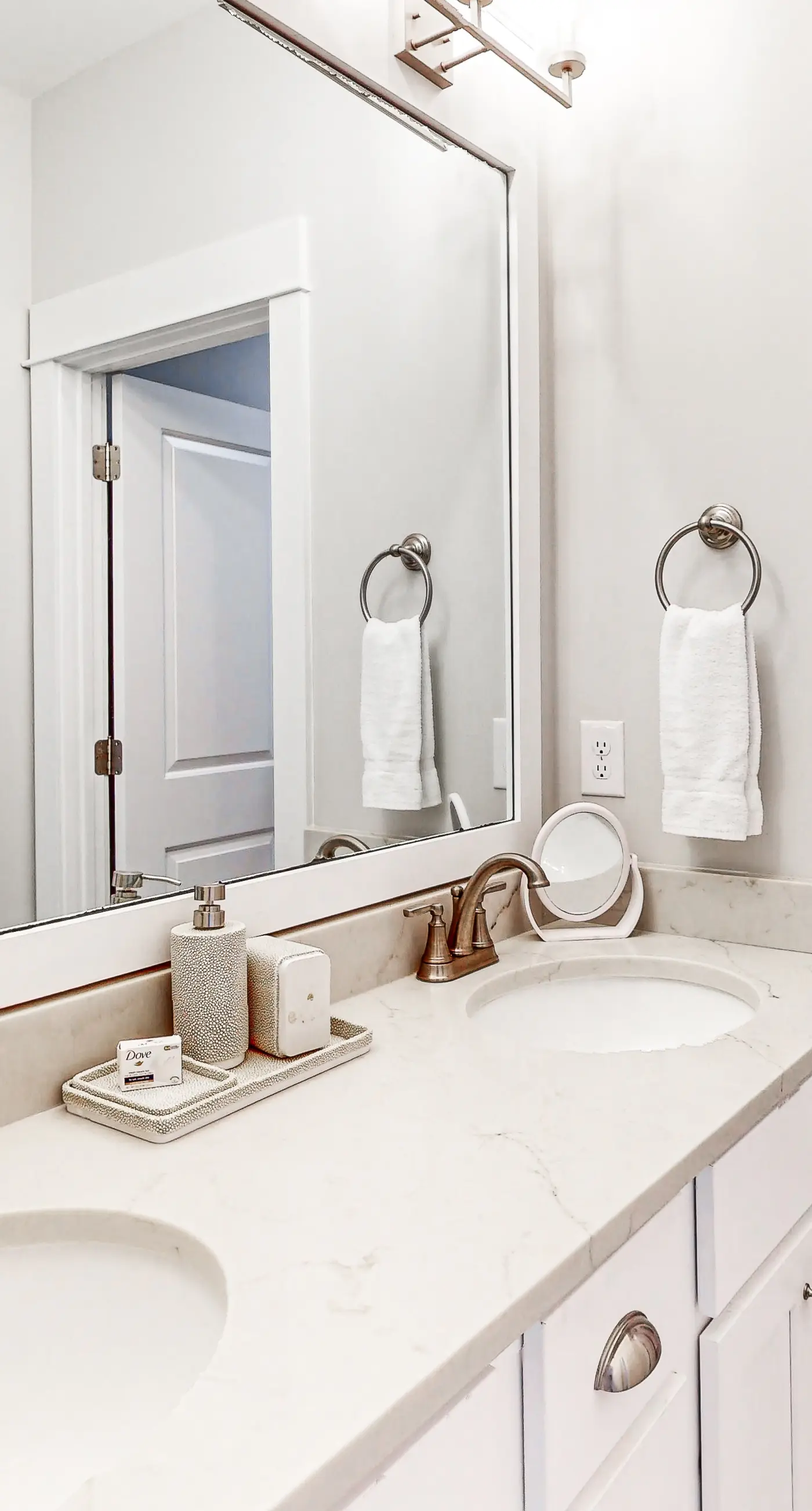 Upscale beachside dog-friendly home near the beach with grill, washer,dryer & AC