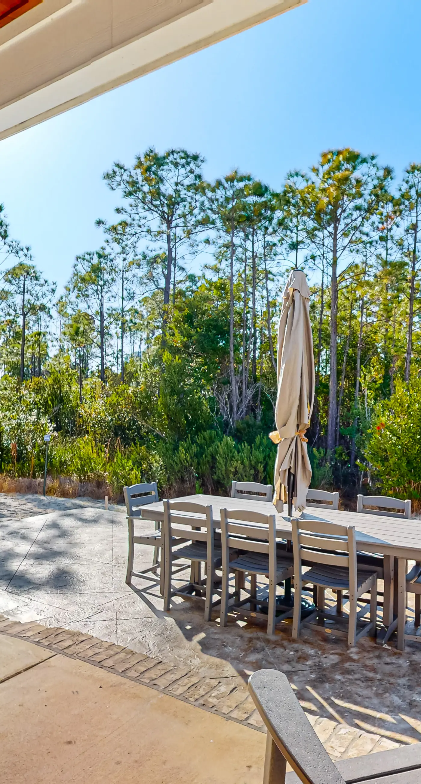 Upscale beachside dog-friendly home near the beach with grill, washer,dryer & AC