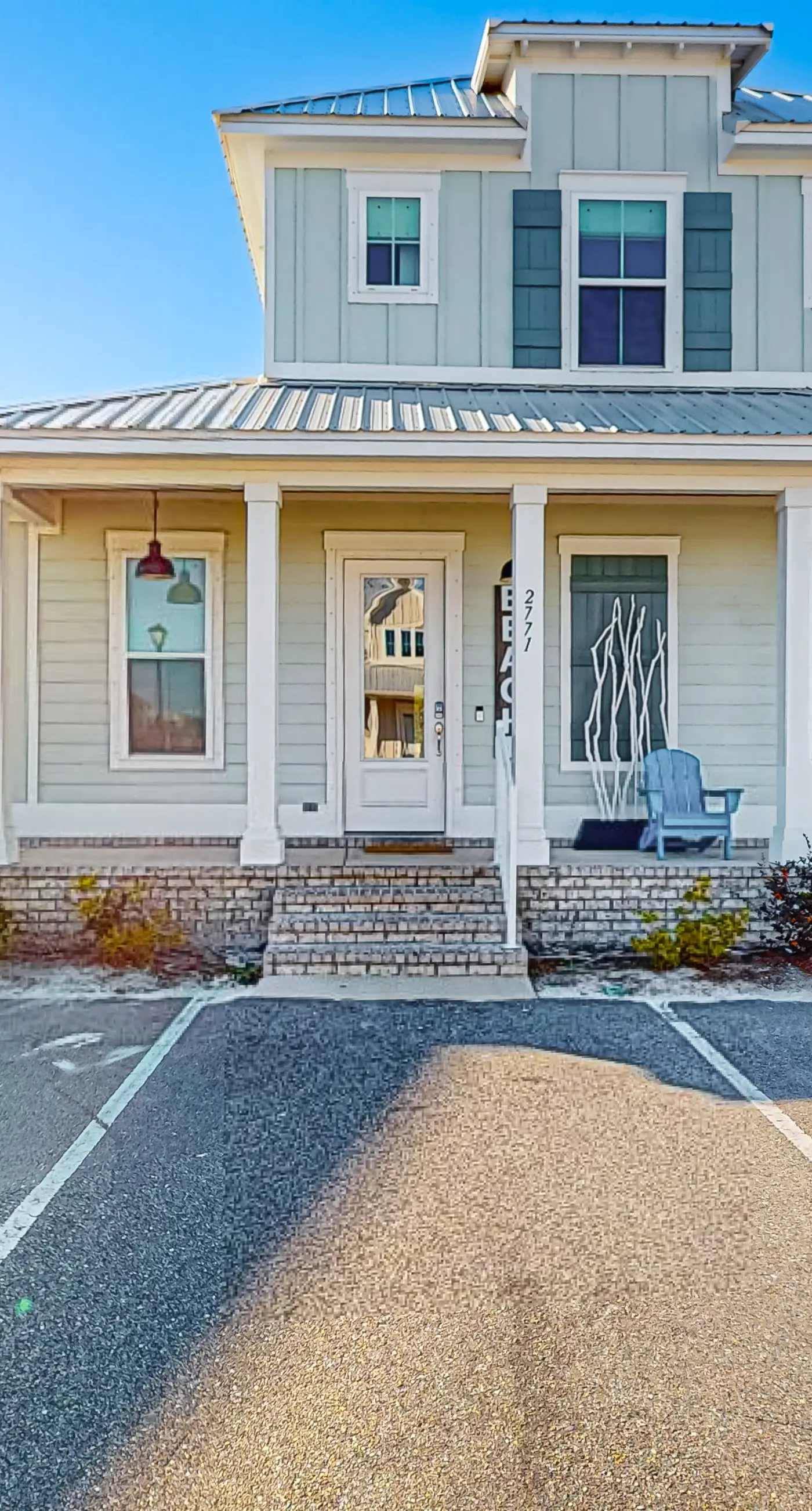 Upscale beachside dog-friendly home near the beach with grill, washer,dryer & AC