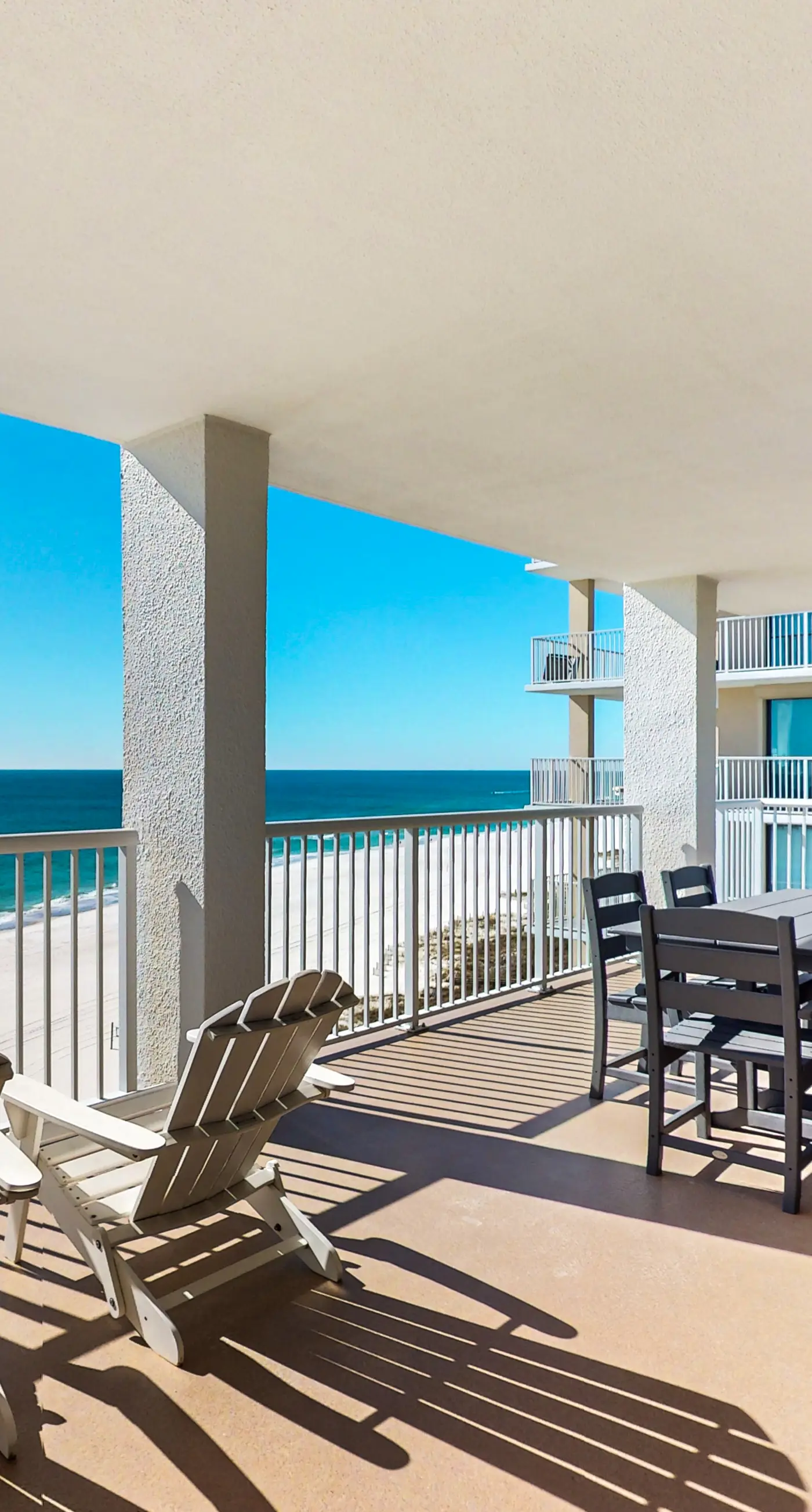 Beachfront 10th-floor condo with balcony, pools, hot tub, gym, WiFi, & AC