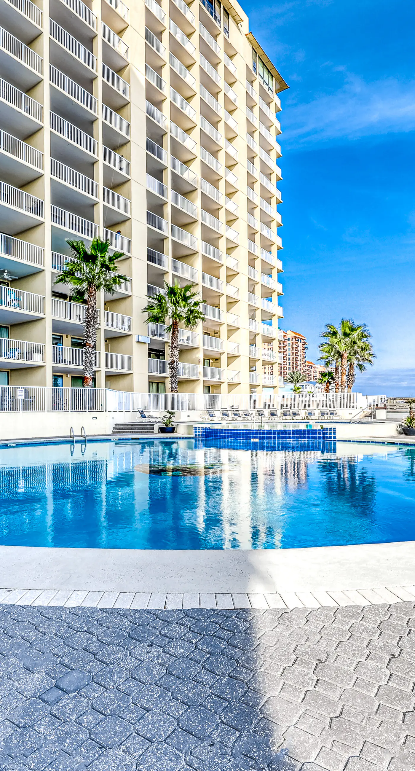 Beachfront 10th-floor condo with balcony, pools, hot tub, gym, WiFi, & AC