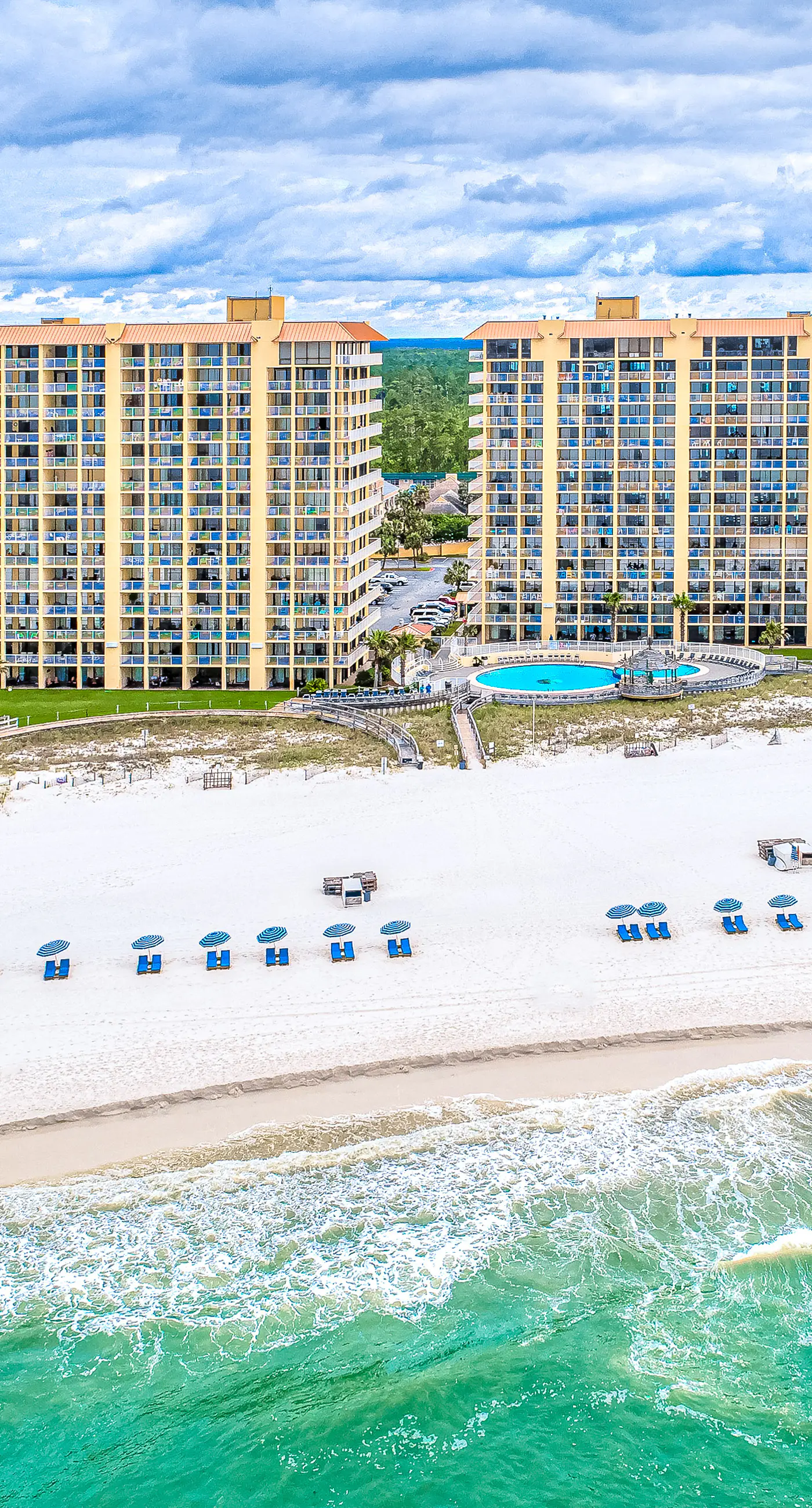 Beachfront 10th-floor condo with balcony, pools, hot tub, gym, WiFi, & AC