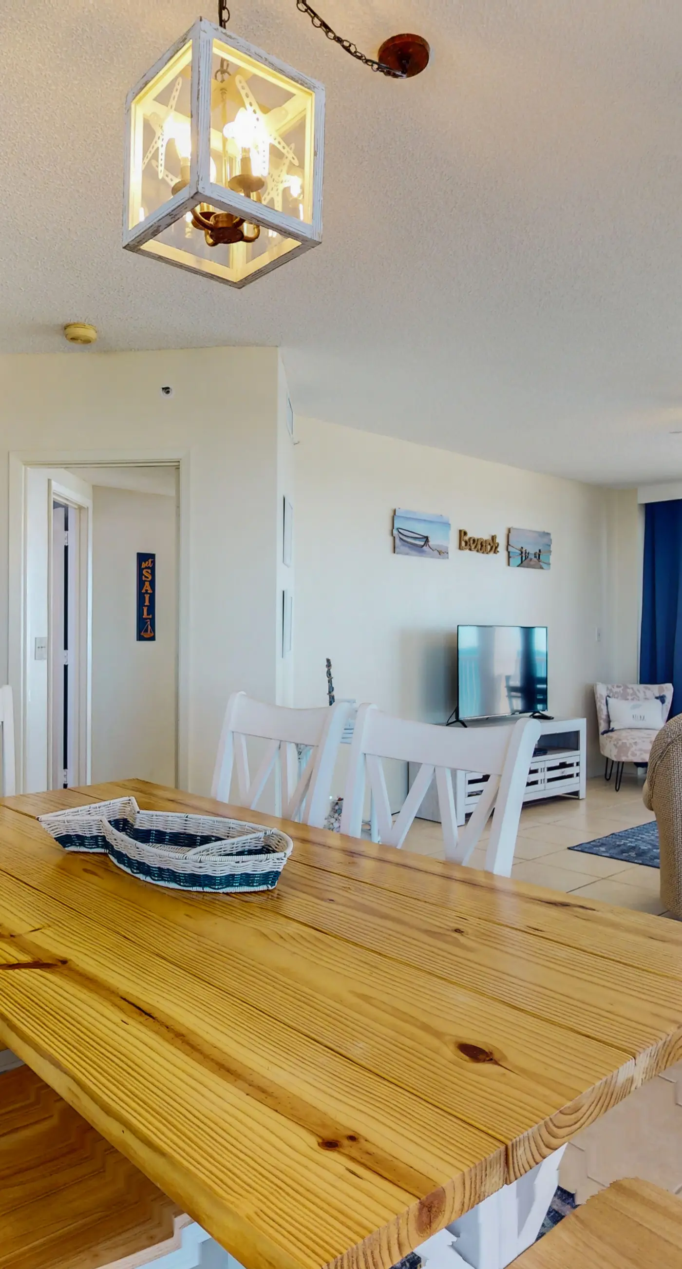 Beachfront 10th-floor condo with balcony, pools, hot tub, gym, WiFi, & AC