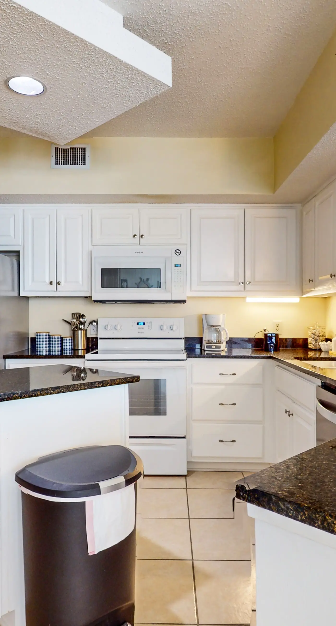 Beachfront 10th-floor condo with balcony, pools, hot tub, gym, WiFi, & AC