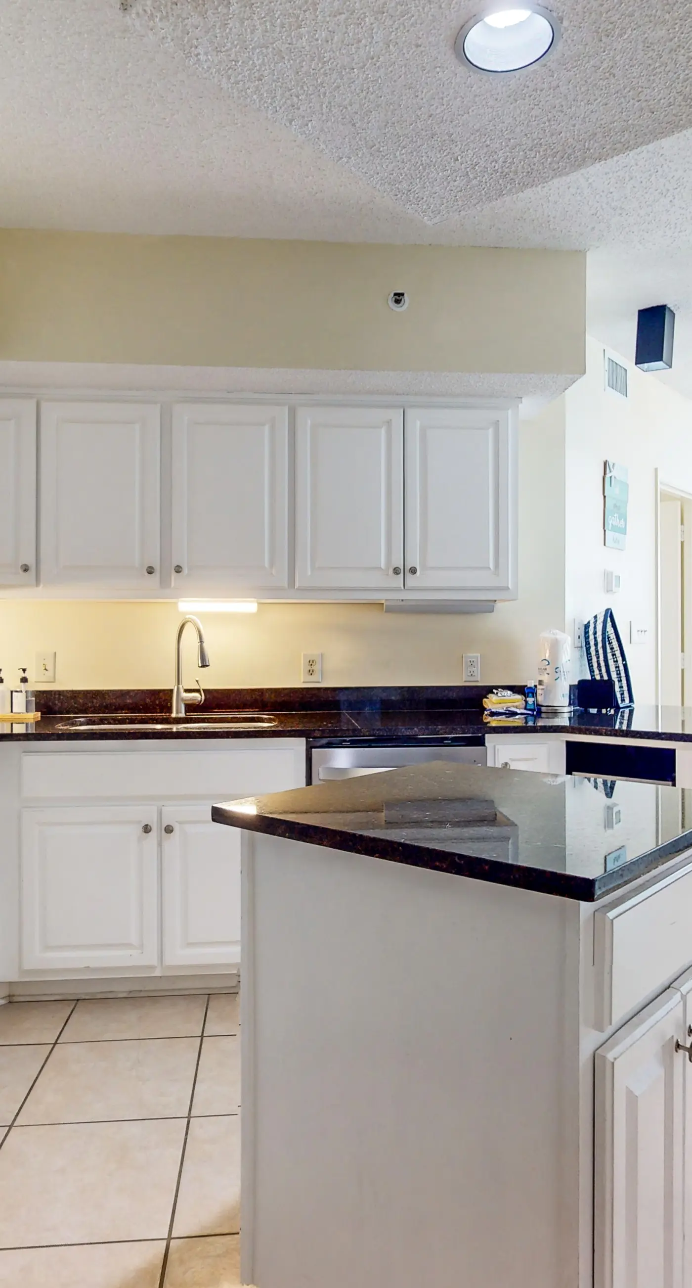 Beachfront 10th-floor condo with balcony, pools, hot tub, gym, WiFi, & AC