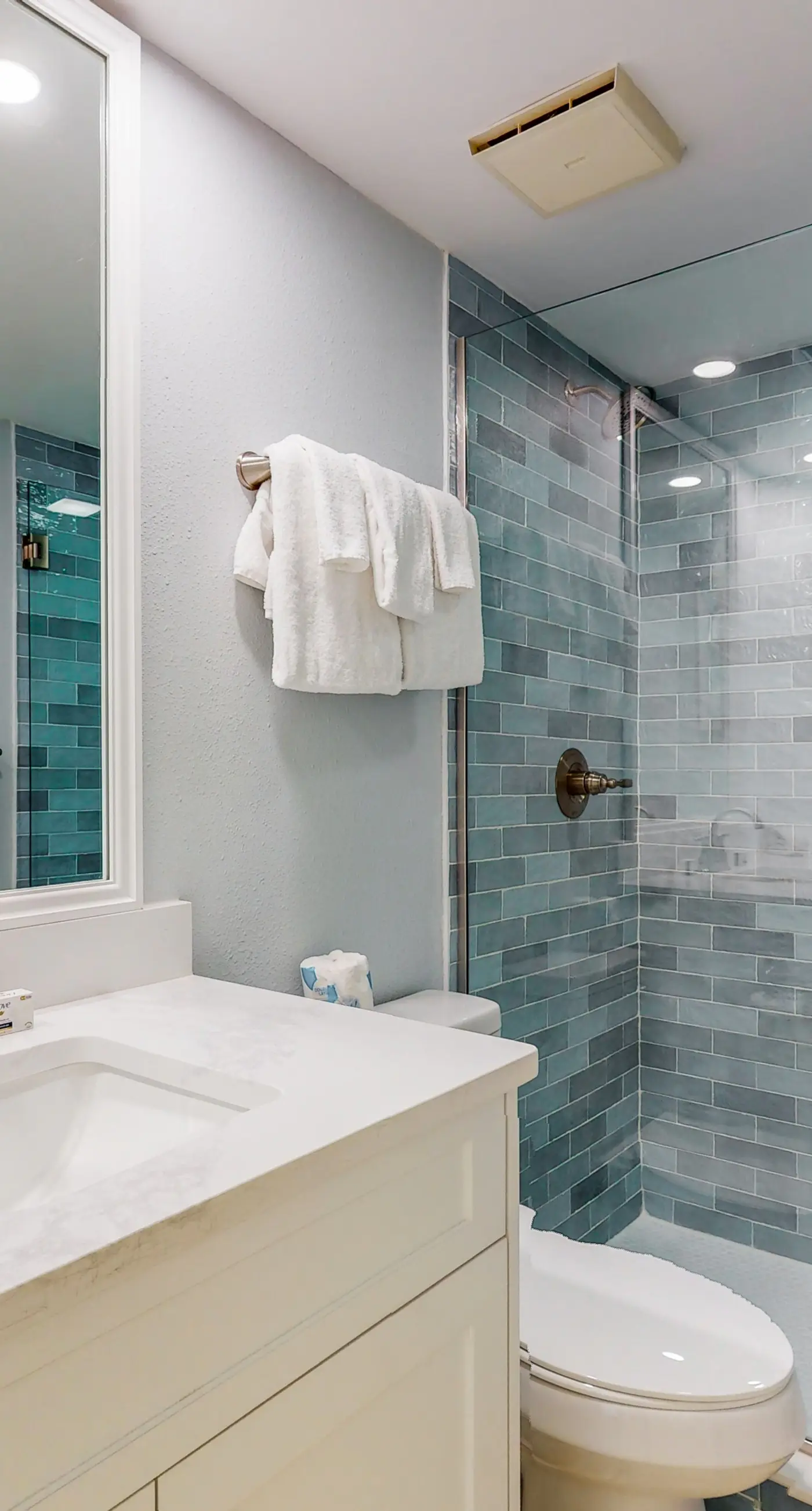 Beachfront 10th-floor condo with balcony, pools, hot tub, gym, WiFi, & AC