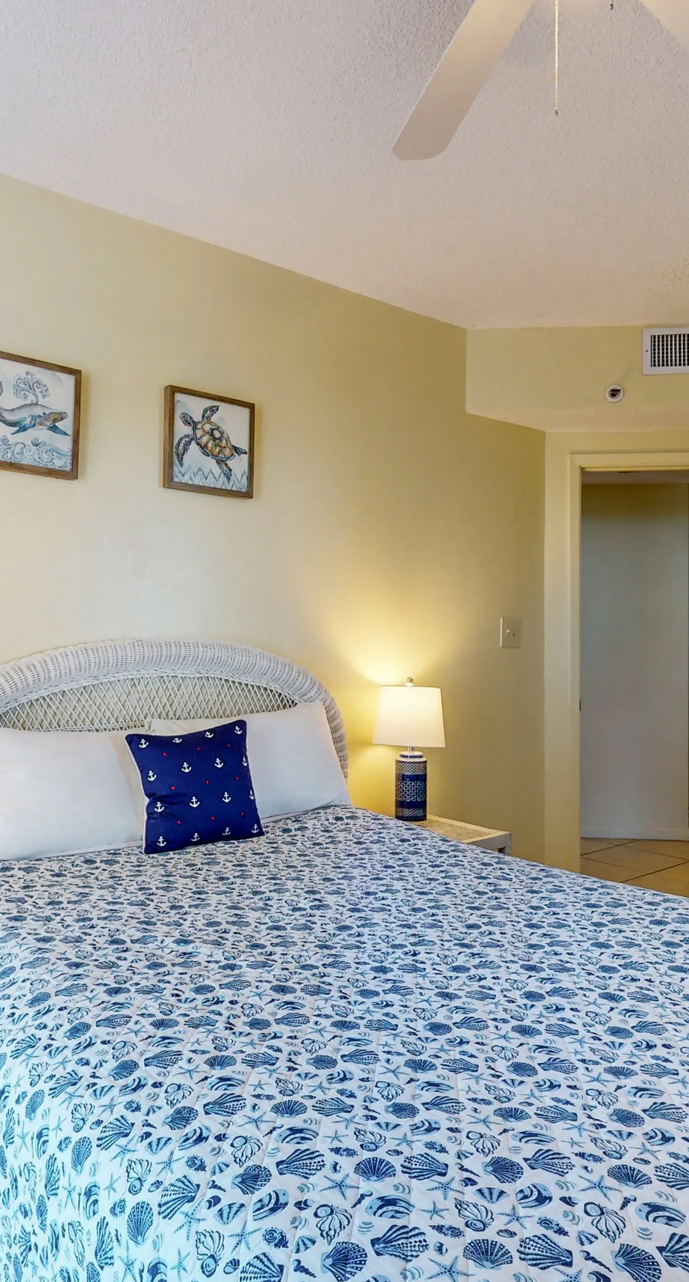 Beachfront 10th-floor condo with balcony, pools, hot tub, gym, WiFi, & AC